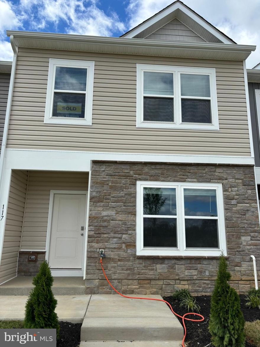 !!! - THIS  UNIT HAS AN OPEN KITCHEN WITH GRANITE COUNTERTOPS, STAINLESS STEEL APPLIANCES, LED LIGHTING AND 1 USB/OUTLET COMBO IN KITCHEN. WHOLE HOUSE WINDOW TREATMENTS INCLUDED, WASHER/DRYER AND PROGRAMABLE THERMOSTAT. RENT INCLUDES EXTERIOR LAWN CARE AND SNOW REMOVAL. WASHER AND DRYER INCLUDED. VERY NEAR TO 1-81 AND ALL SHOPPING