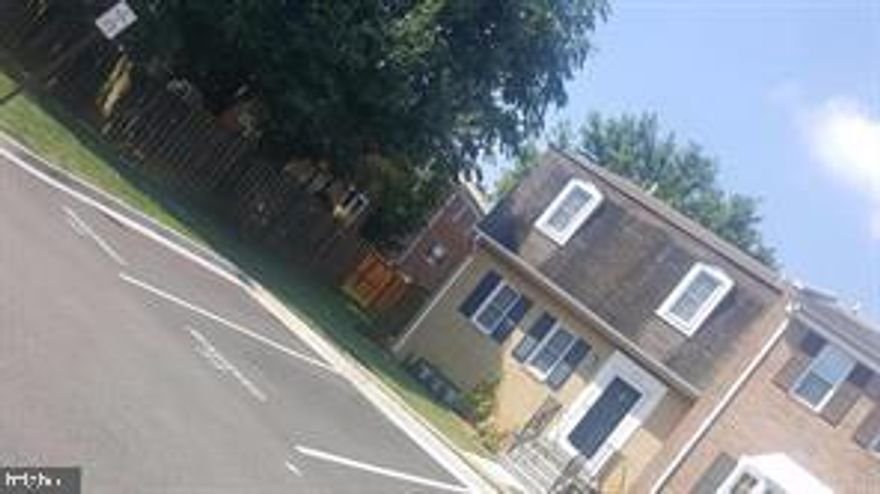 END UNIT TOWNHOME. WELL MAINTAINED 3 FINISHED LEVEL...HARDWOOD FLOOR MAIN ...FINISHED BASEMENT WITH FIREPLACE...LIVING AREA LEADS TO PRIVATE FENCED BACKYARD.