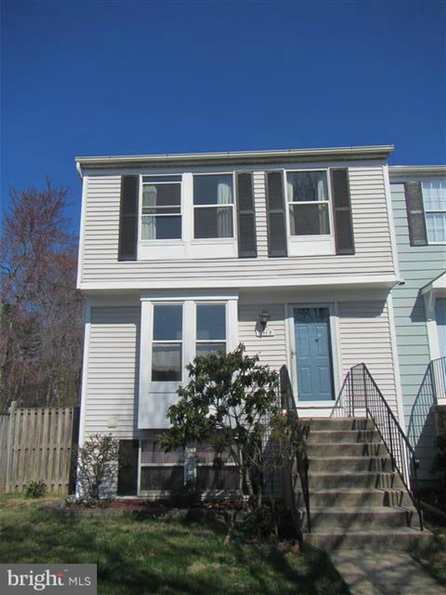 Bright and Open end-unit 3level, 2br/3.5bath Townhome located in quiet neighborhood - Villa Del Rey. Very close to the Mall/Metro, easy access to I95/495, Backlick Rd and the Fairfax County parkway. Open LV leading Deck, Bright Kitchen, Neutral Fresh Paint, Fenced Backyard. Ready for Move-in. *** You can ask for a discount with a two or more year lease ****