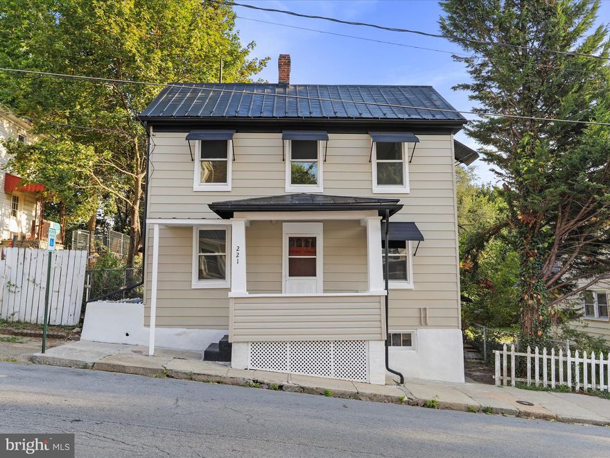 Back on the Market due to buyer's financing falling through. 
Here's your chance to own a charming two bedroom with 1 .5 baths. COMPLETLEY  renovated beautiful hardwood fllors, new appliances, updated kitchen with new applioances,  new furnace  huge back yard. Great for a first time homebuyer or investment proporty