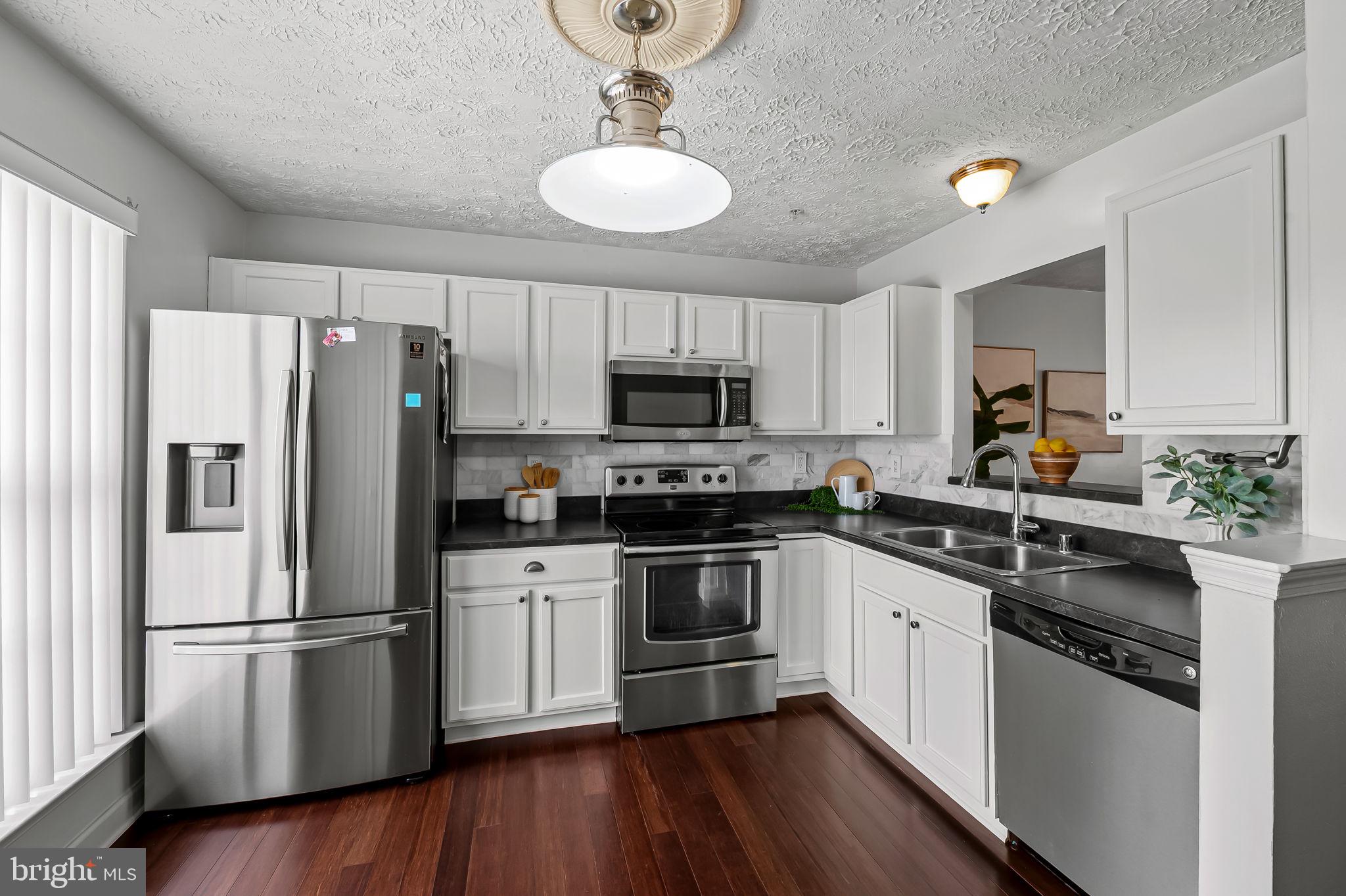 CONSTANT FRIENDSHIP - Residential