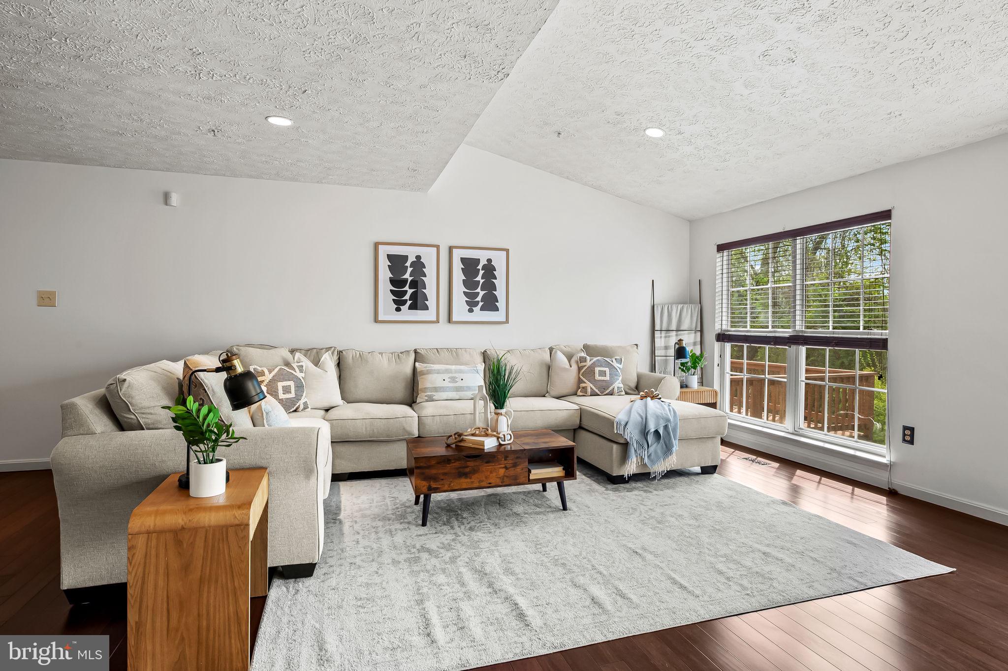 CONSTANT FRIENDSHIP - Residential