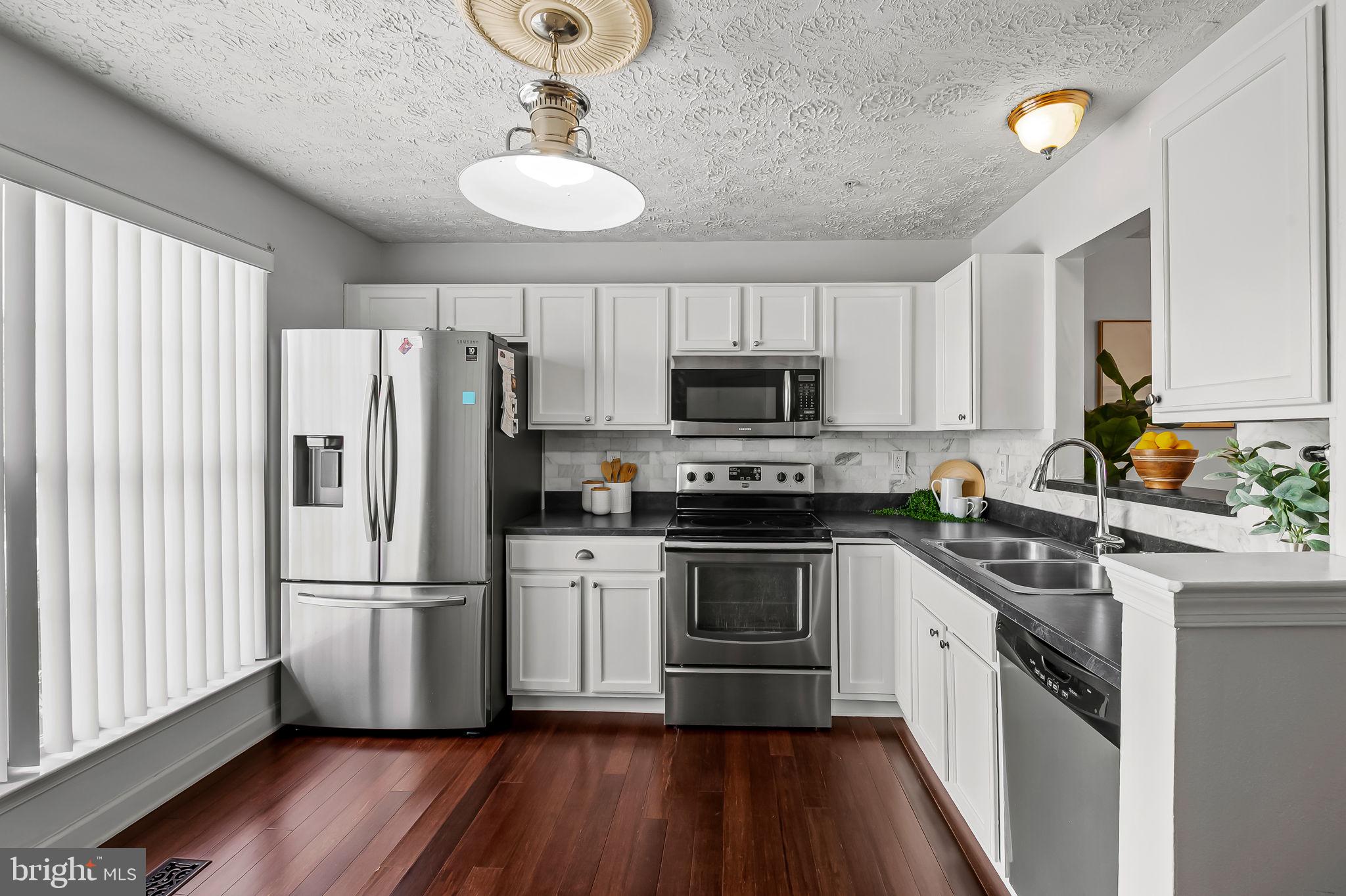 CONSTANT FRIENDSHIP - Residential