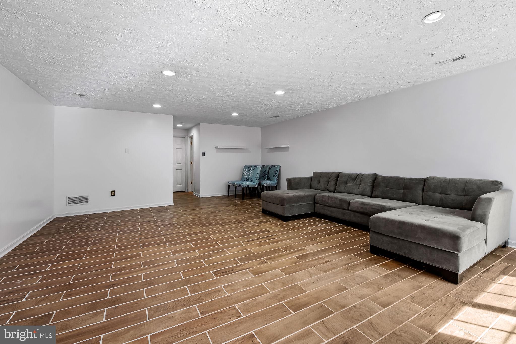 CONSTANT FRIENDSHIP - Residential