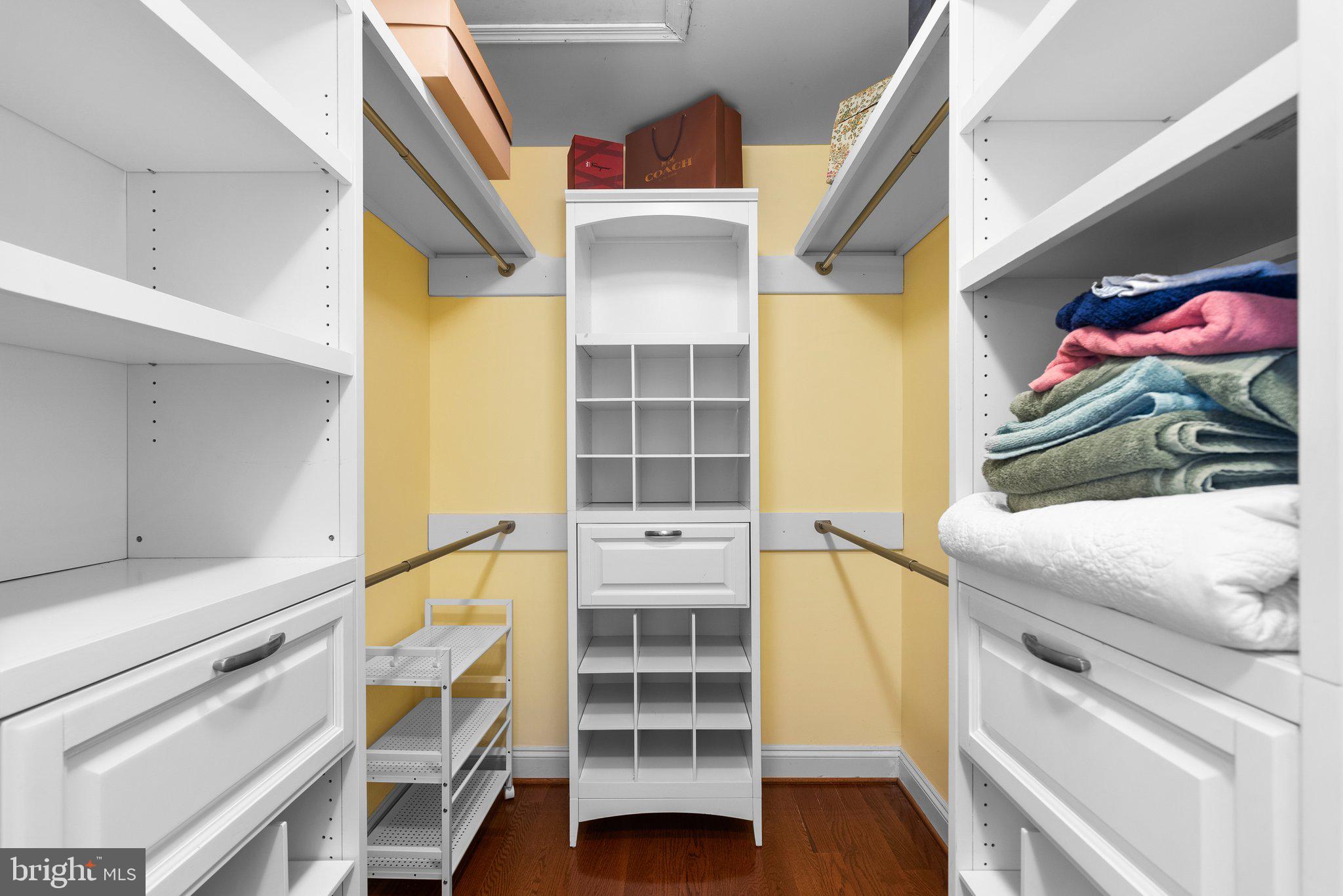 OAKTON CHASE - Residential