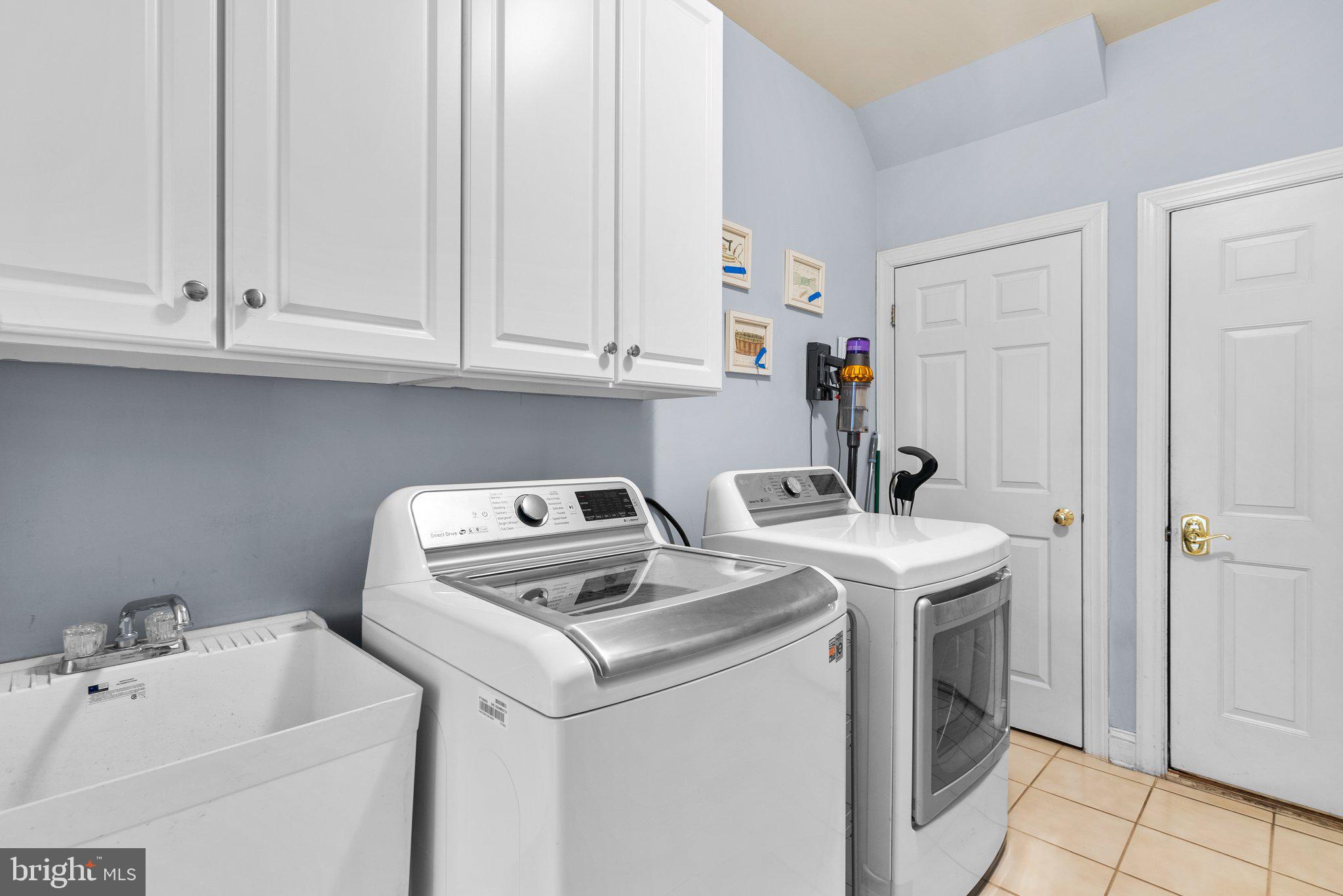 OAKTON CHASE - Residential