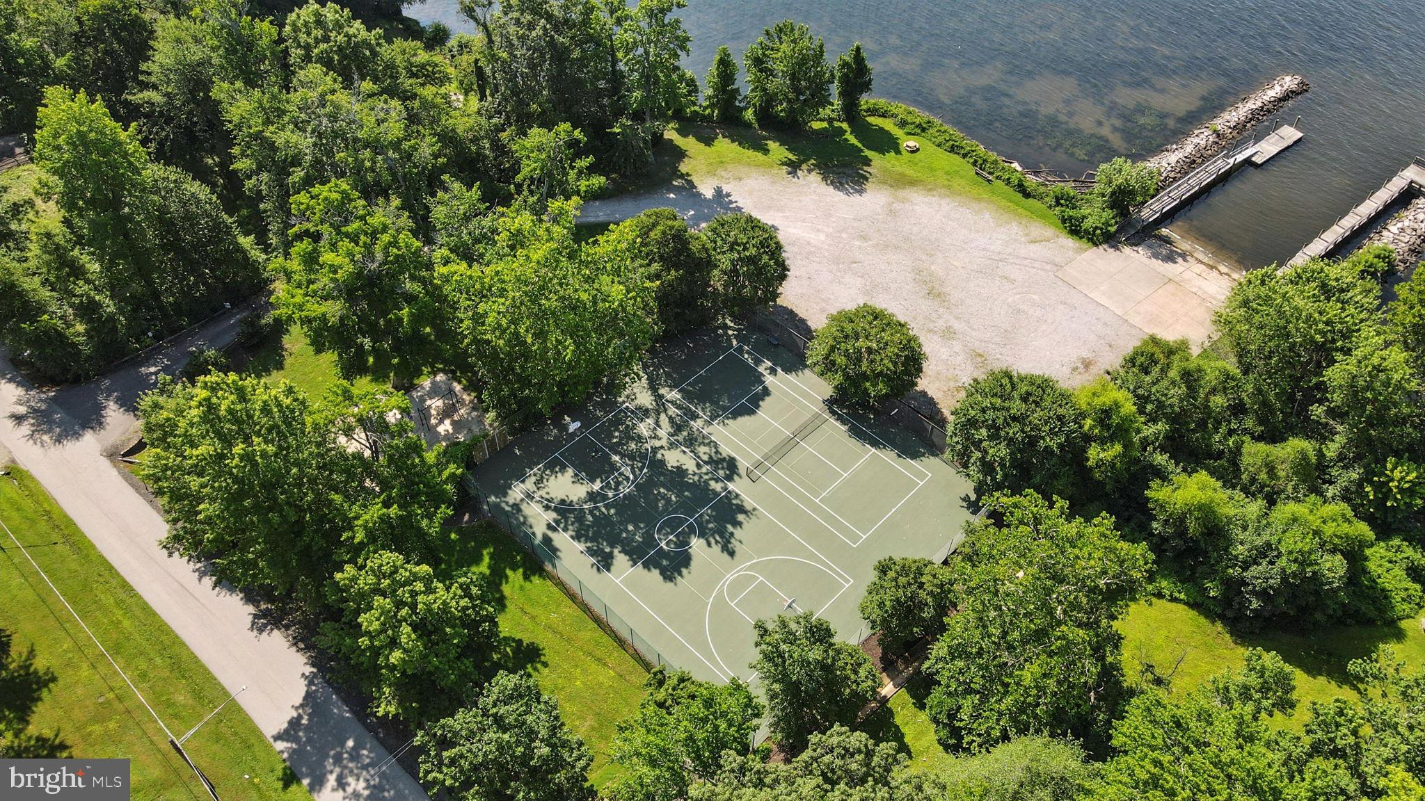 HALLOWING POINT RIVER ESTATES - Residential