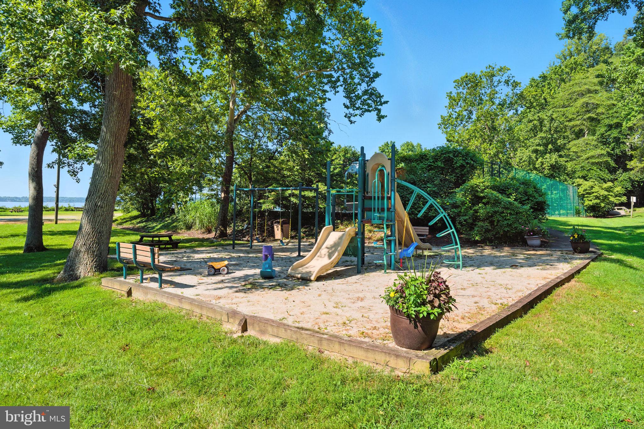 HALLOWING POINT RIVER ESTATES - Residential