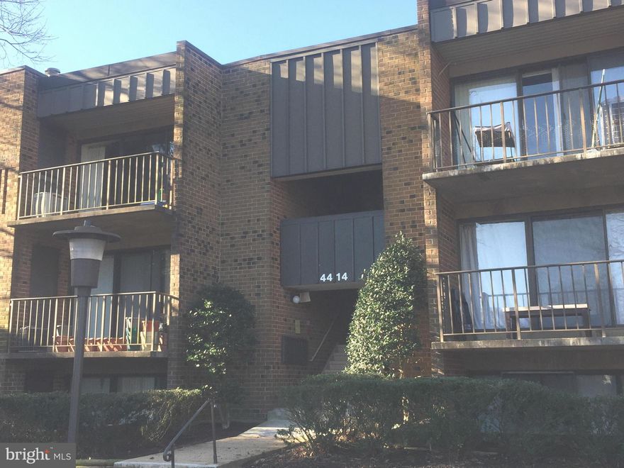 Professionally cleaned 2BR/2BA mid-level unit 203 light from 495, convenient to Alexandria, shopping. Fresh paint, all new bathroom floor. Over 1200SF, balcony views trees. Full sized washer/dryer in unit, extra storage unit, lots of parking, pool. Condo fee includes gas heat/water/trash/parking. No pets please, application req $50/adult processing fee..