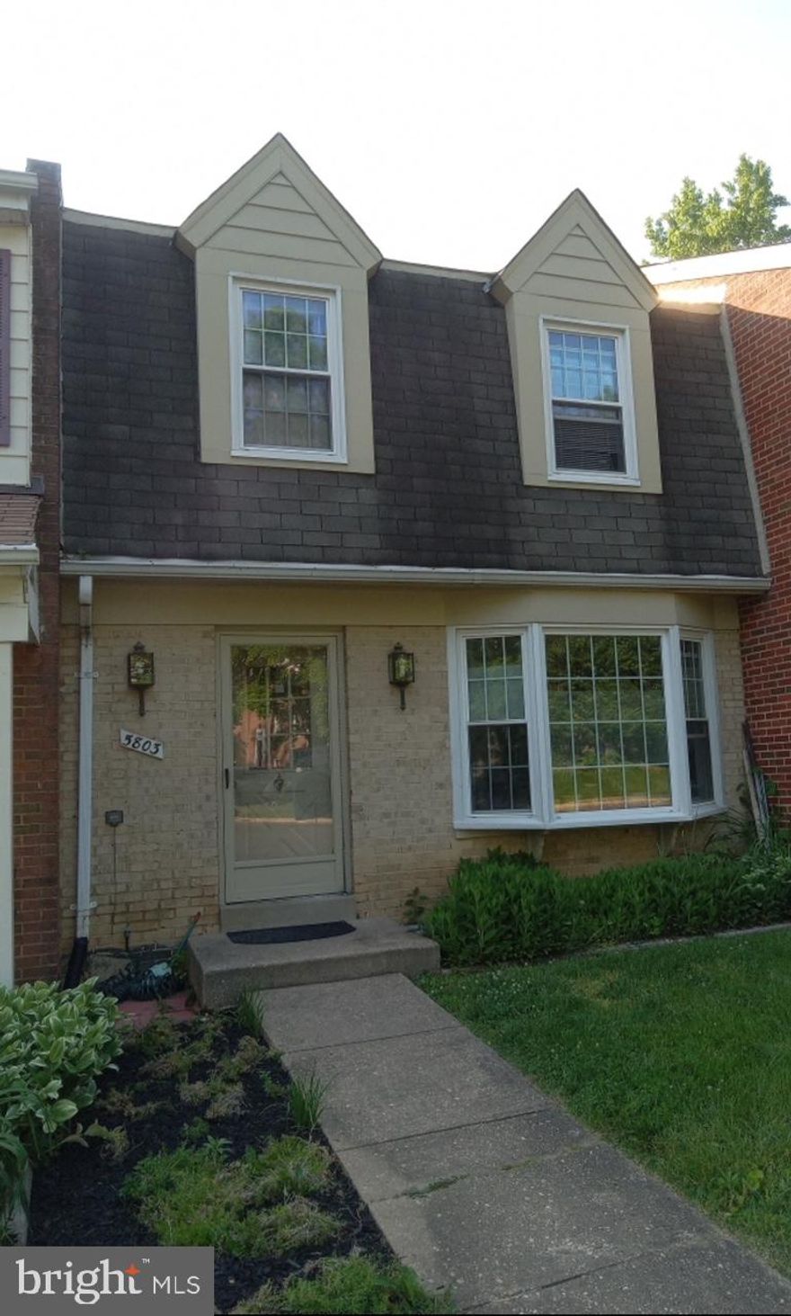 This fully finished three-level townhouse features 3 bedrooms, 2.5 baths, a walkout basement, and a fenced backyard. The main level includes a kitchen with an adjoining breakfast room, a coat closet, and a hall bath. The upper level boasts a primary bedroom with an en suite, and two additional bedrooms sharing a full bath. The lower level offers a spacious recreation room with access to the fenced-in backyard and patio. The storage, laundry, and utility room combo includes built-in shelving. Conveniently located near 95/395/495/495 Express Lanes, Fairfax County Parkway, commuter bus routes, and parking lots, commuting to nearby military installations like the Coast Guard, Fort Belvoir, and the Pentagon is a breeze. It’s just a few minutes to the Rolling Road VRE Station and a 15-minute drive to the Franconia-Springfield Metro, 495/95, and GMU.