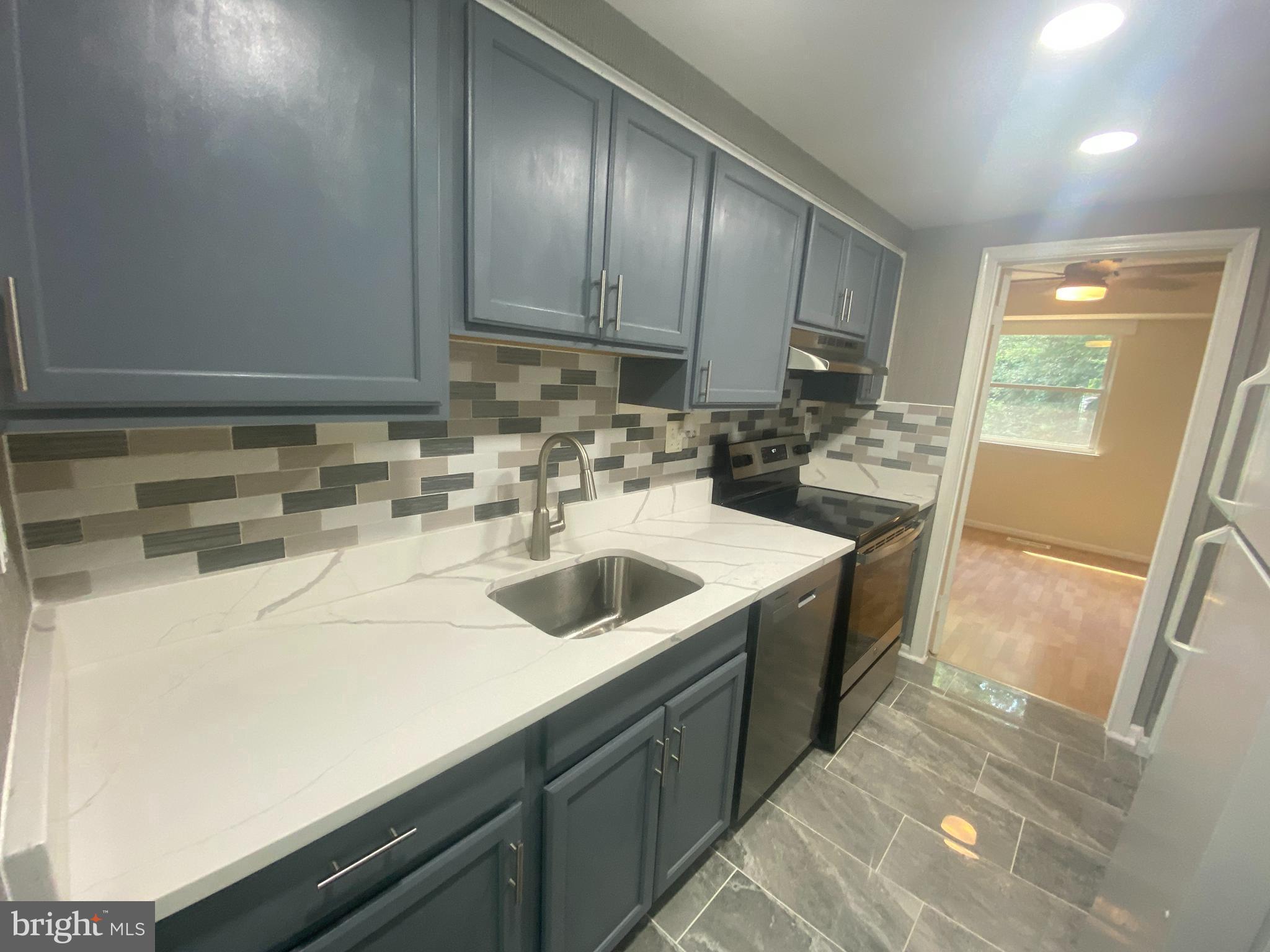 BURKE STATION SQUARE - Residential Lease