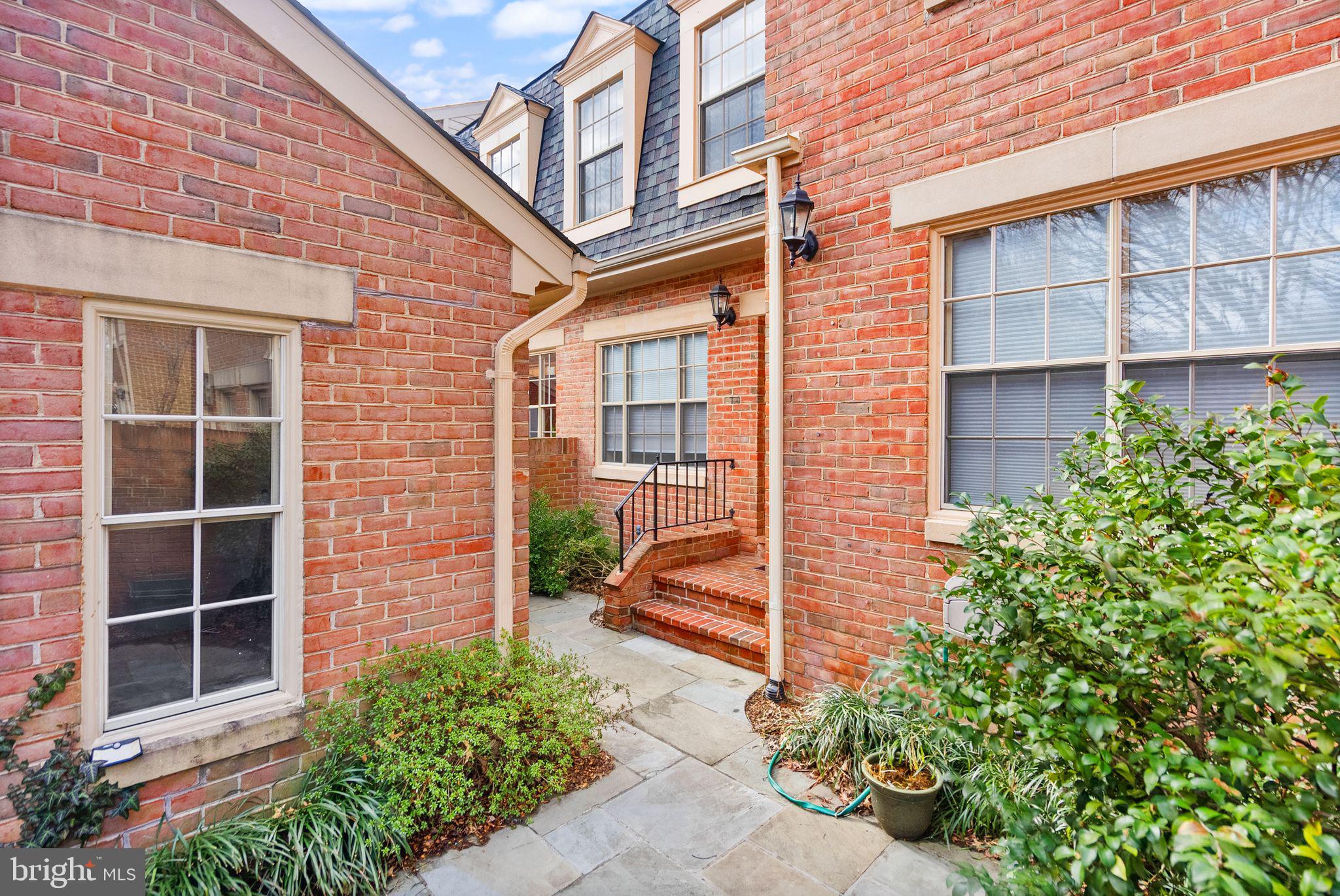 MCLEAN MEWS - Residential Lease