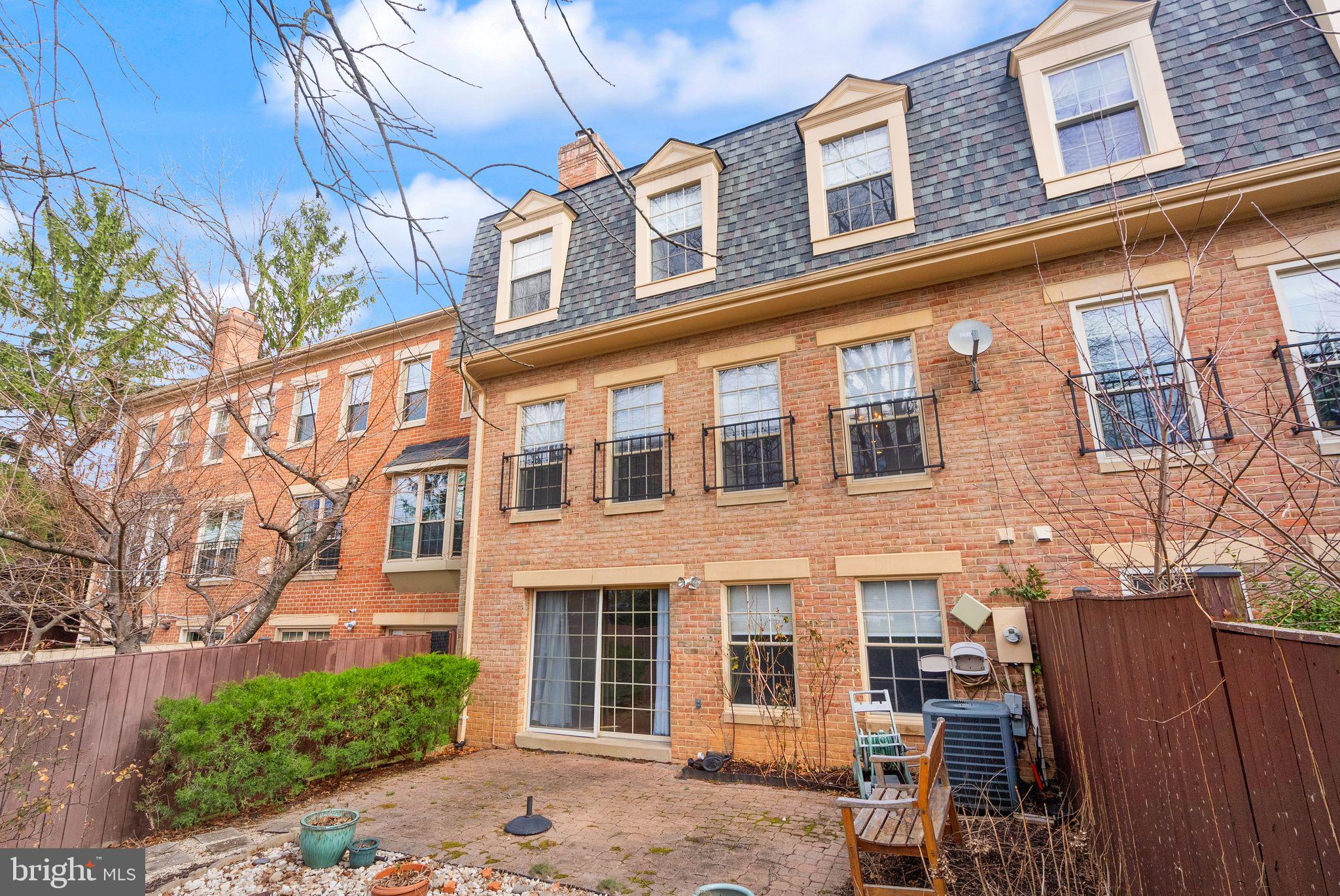 MCLEAN MEWS - Residential Lease