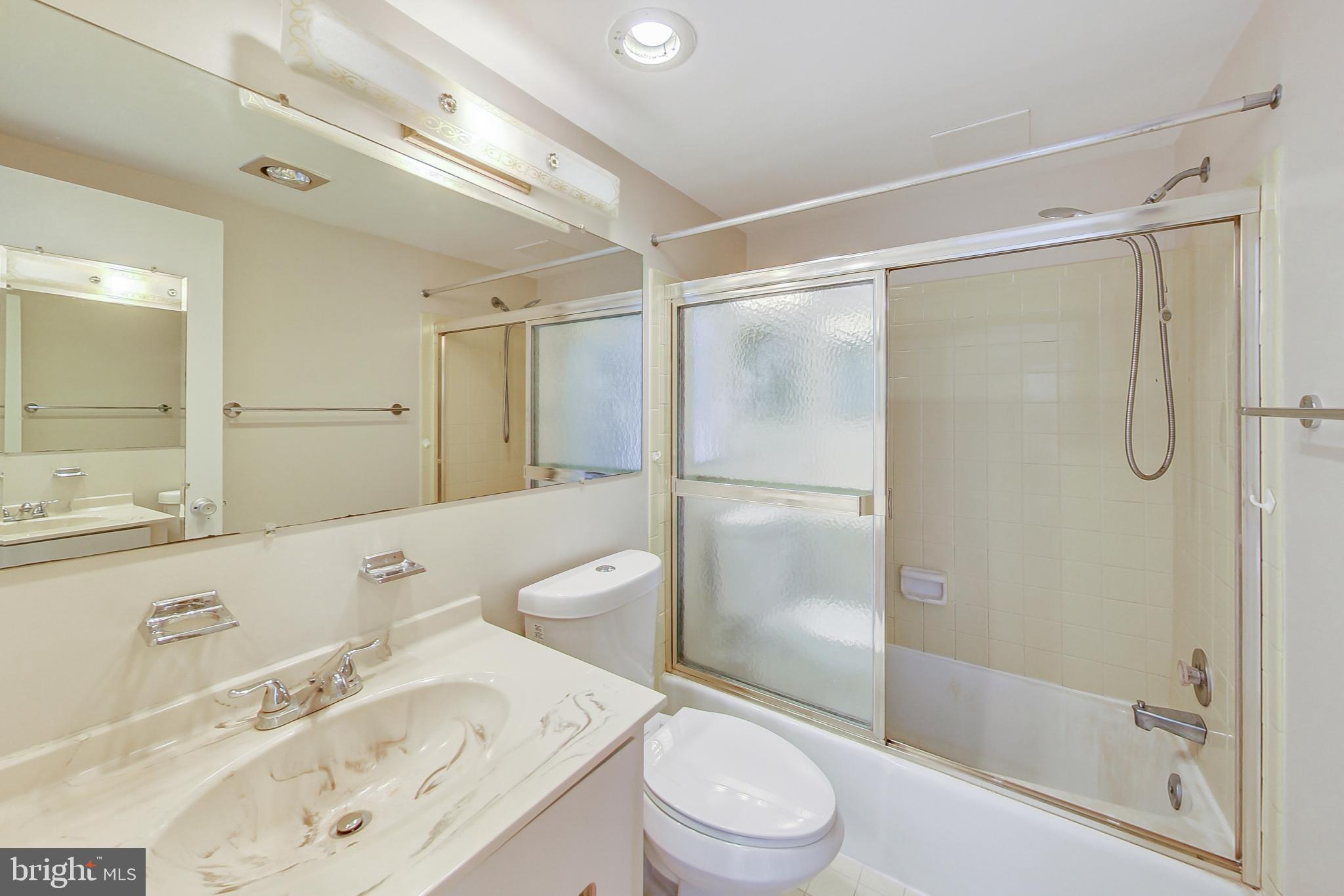 CENTER COURT - Residential Lease