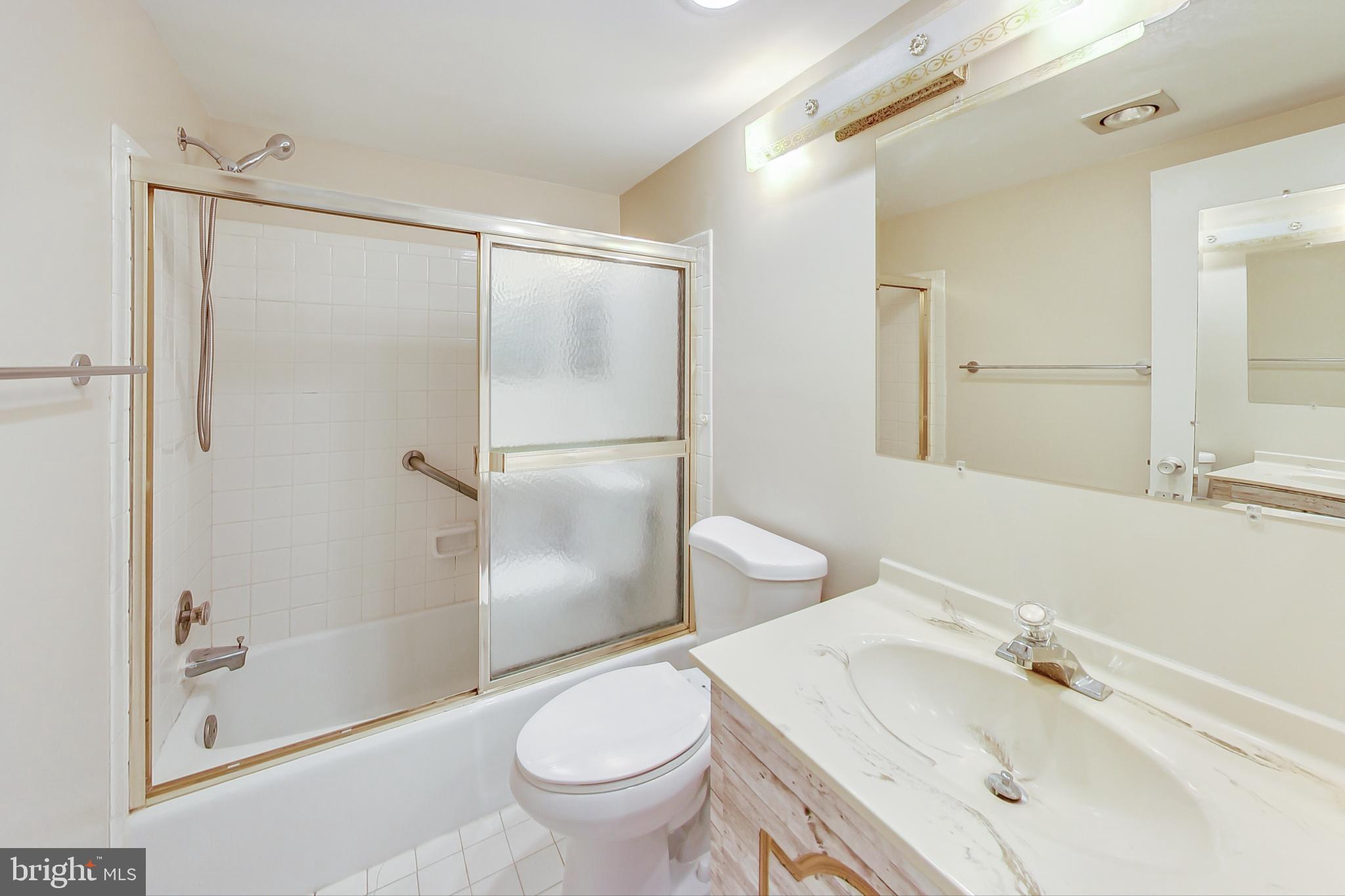 CENTER COURT - Residential Lease