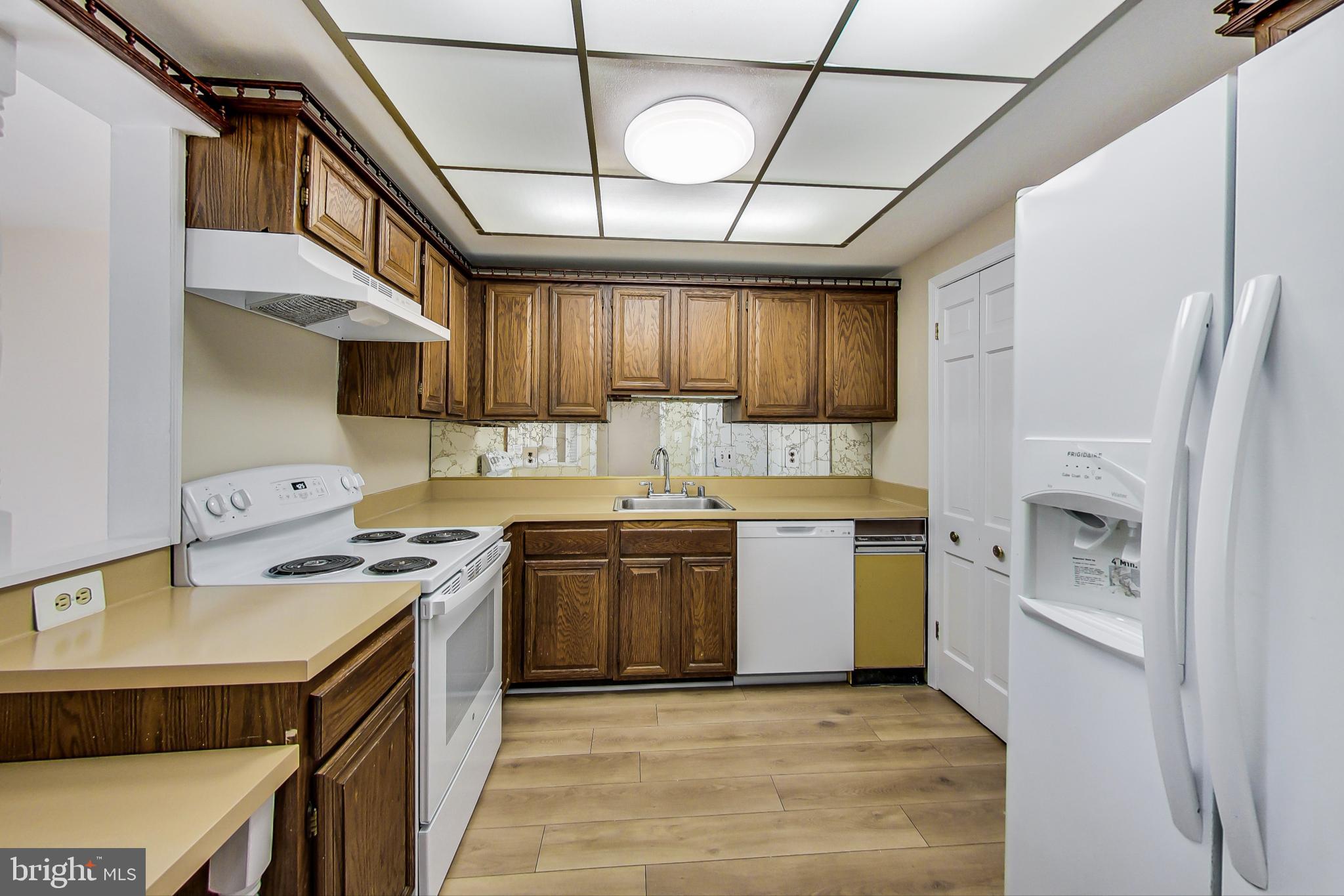 CENTER COURT - Residential Lease