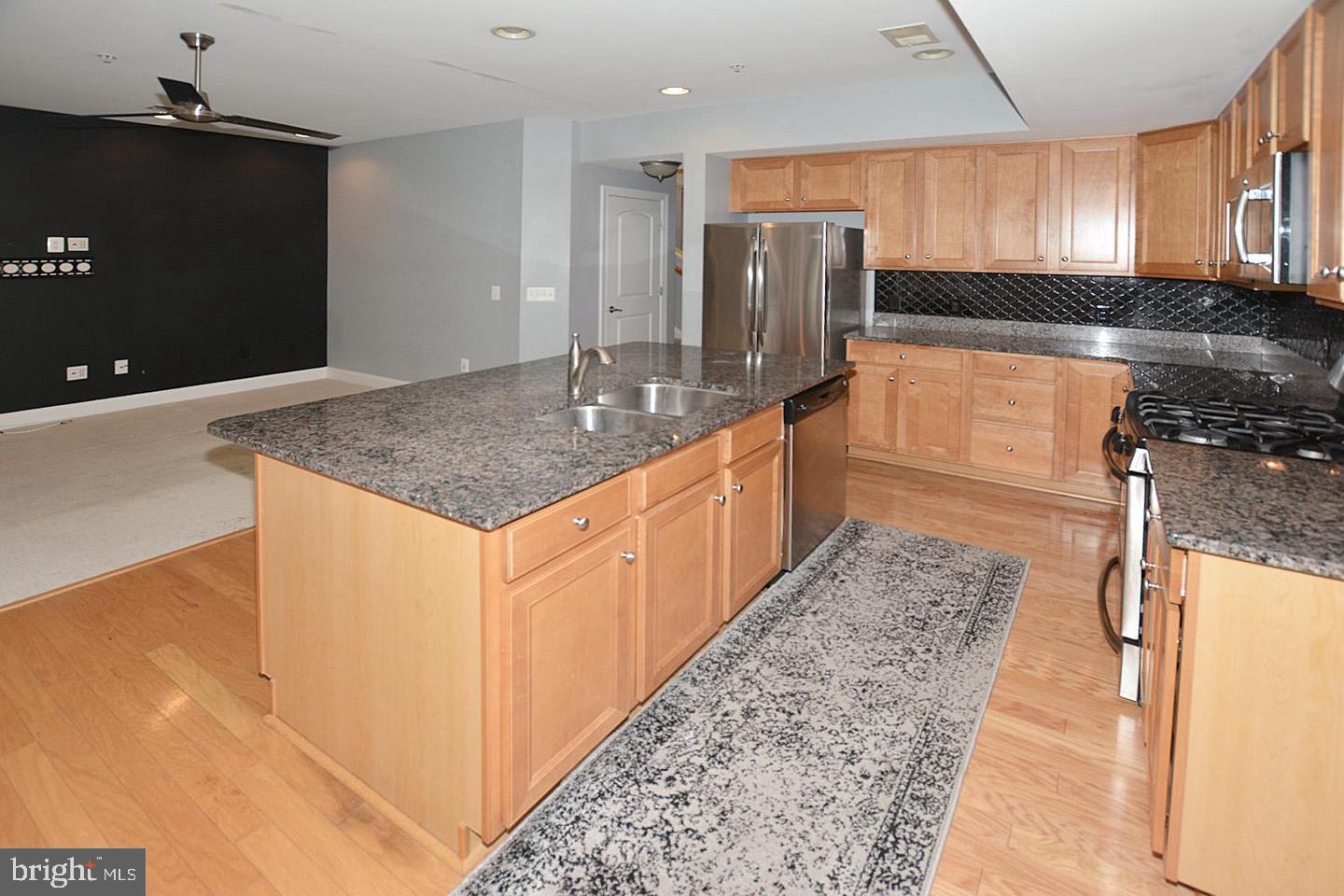 POTOMAC CLUB CONDOMINIUMS - Residential Lease