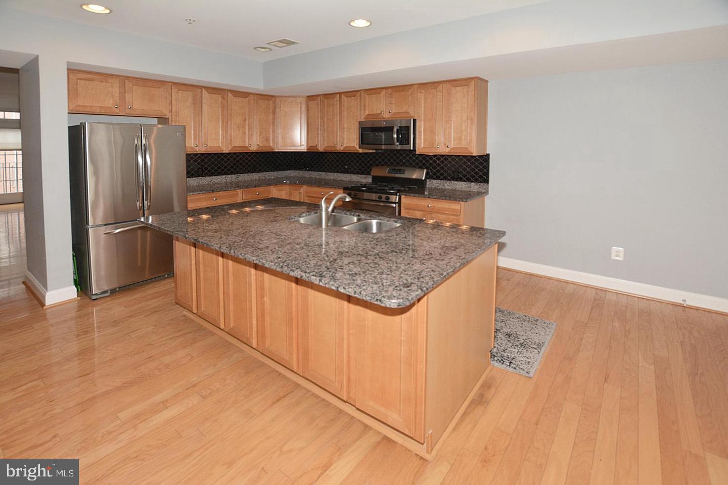 POTOMAC CLUB CONDOMINIUMS - Residential Lease