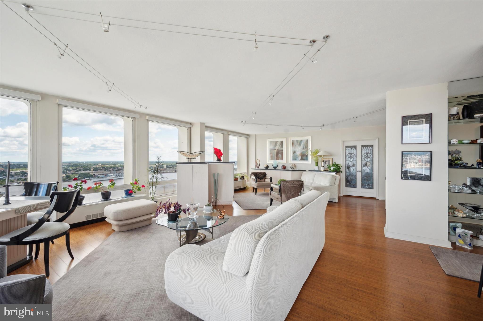 SOCIETY HILL - Residential