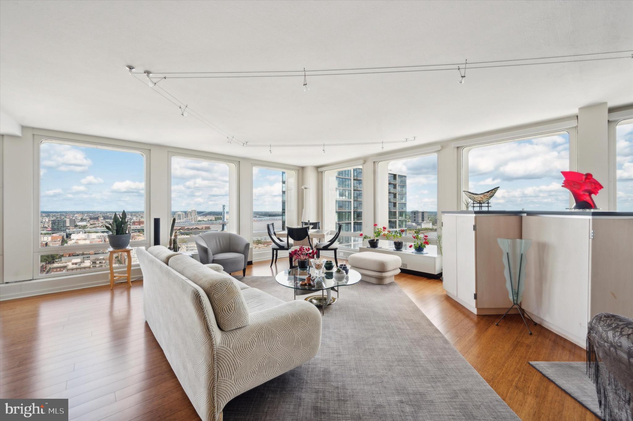 SOCIETY HILL - Residential