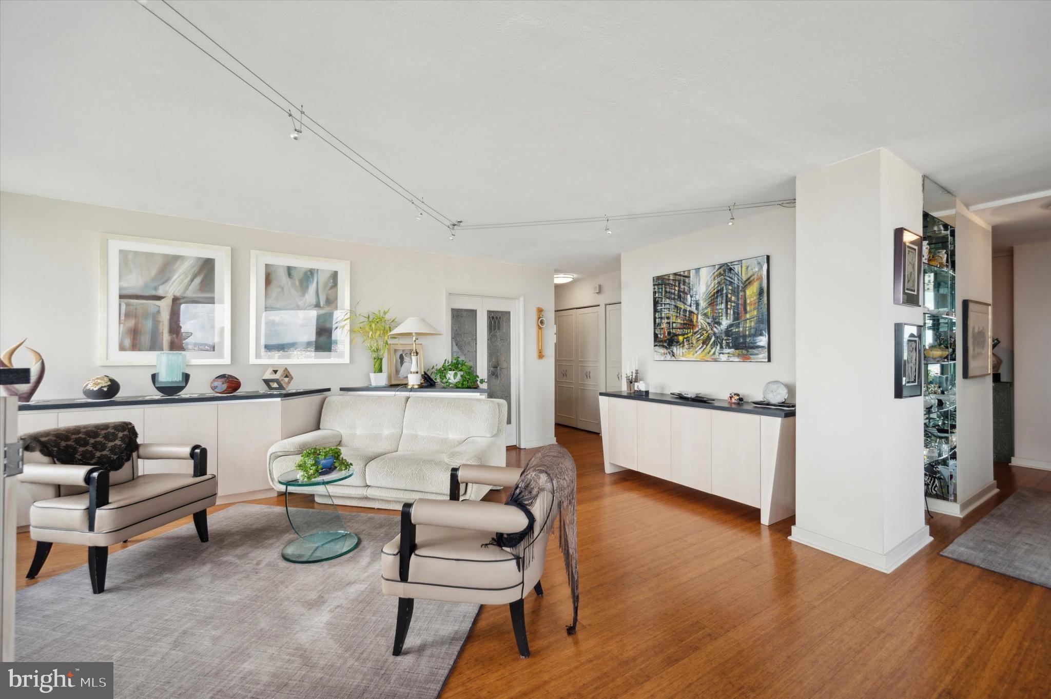 SOCIETY HILL - Residential