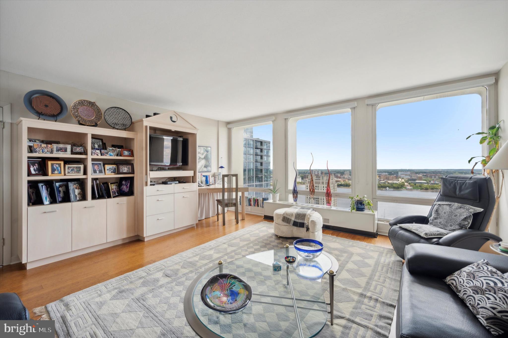 SOCIETY HILL - Residential