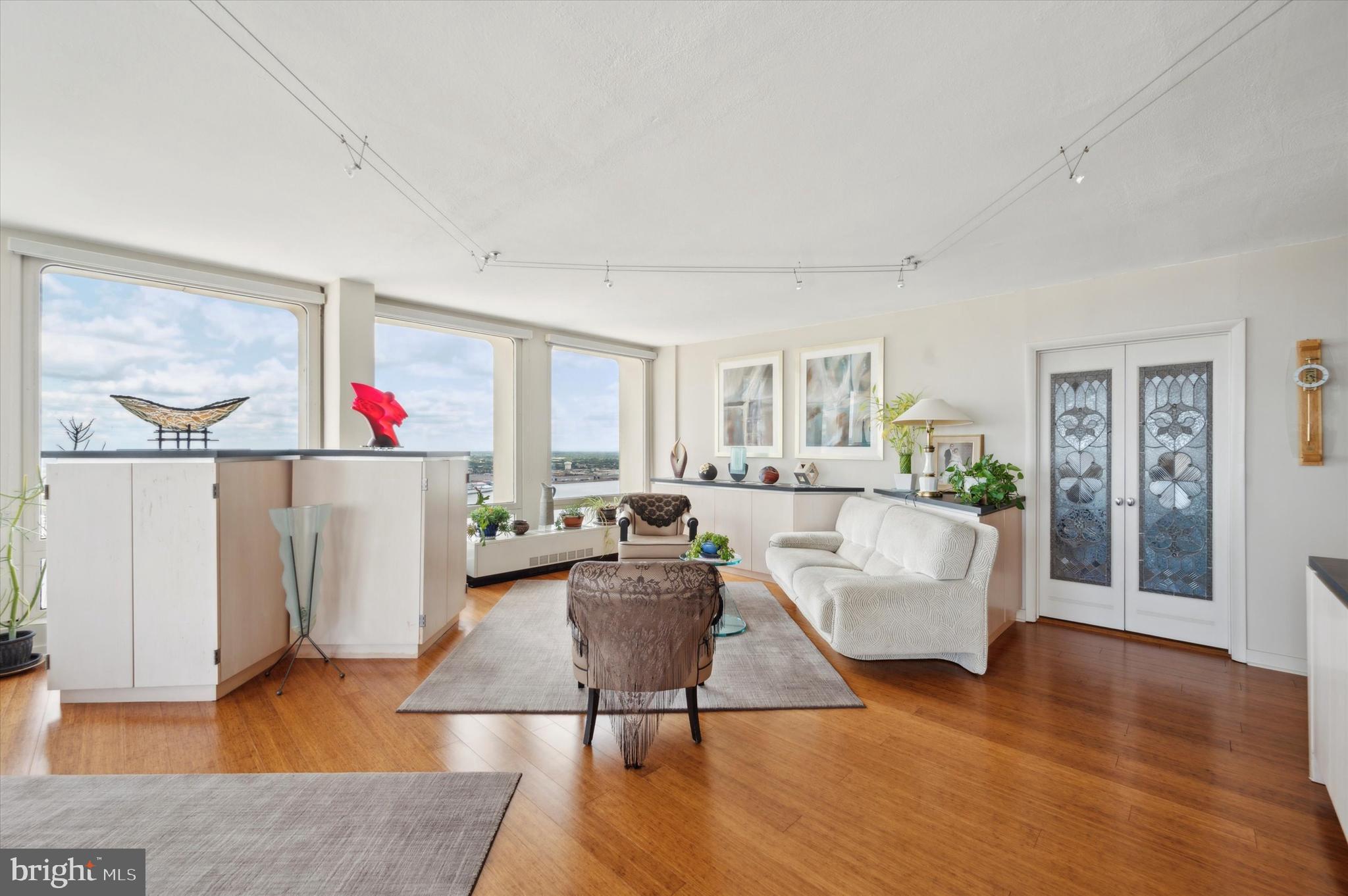 SOCIETY HILL - Residential