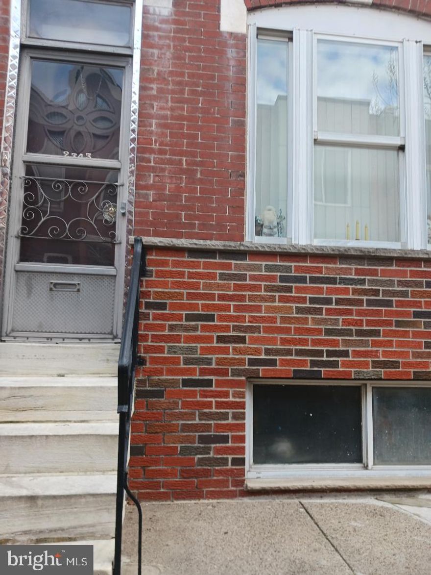 Nice 1970's era 2 bedroom property. Full basement in excellent condition. Huge yard!