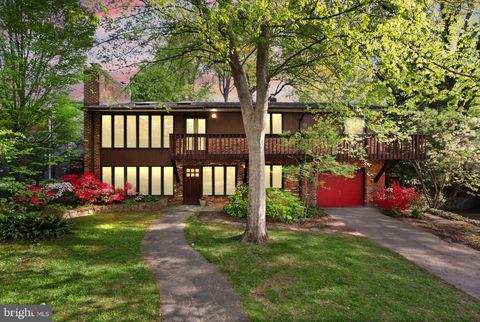 Photo of 5927 Onondaga Road, BETHESDA, MD 20816 (MLS # MDMC2223414)