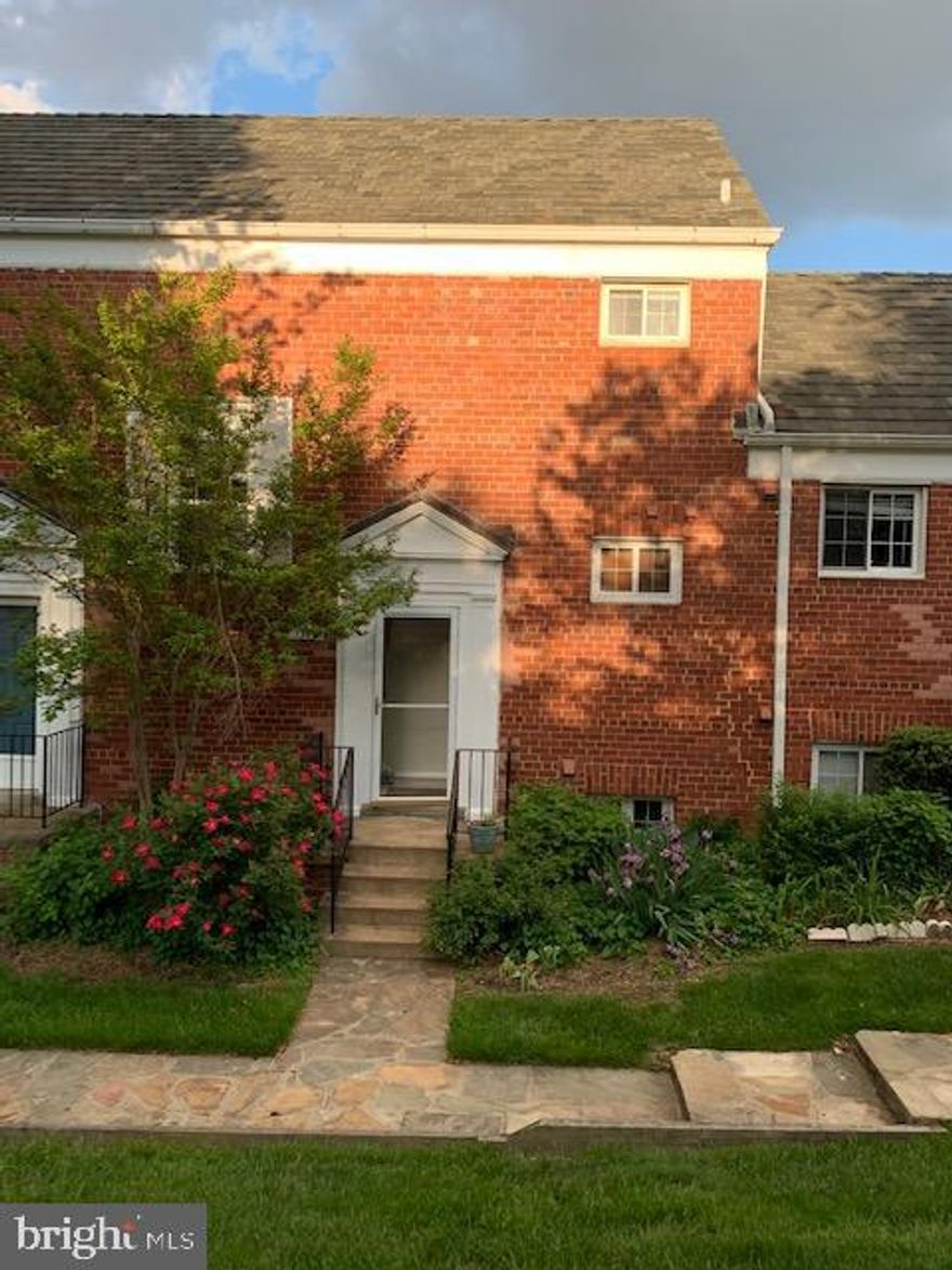 Beautiful Upper Level 1 Bedroom/1 Bath Condo in Park Fairfax!  Sun filled Living Room & Dining Room, Updated kitchen with recessed lighting, silestone counter tops and tile floors. Beautiful bamboo floors throughout the unit.  Street parking. Close to 395 and King Street.  Short Distance to Shirlington, Old Town Alexandria and DC.  Community Amenities to include swimming pool, fitness center, tennis courts and tot lot.