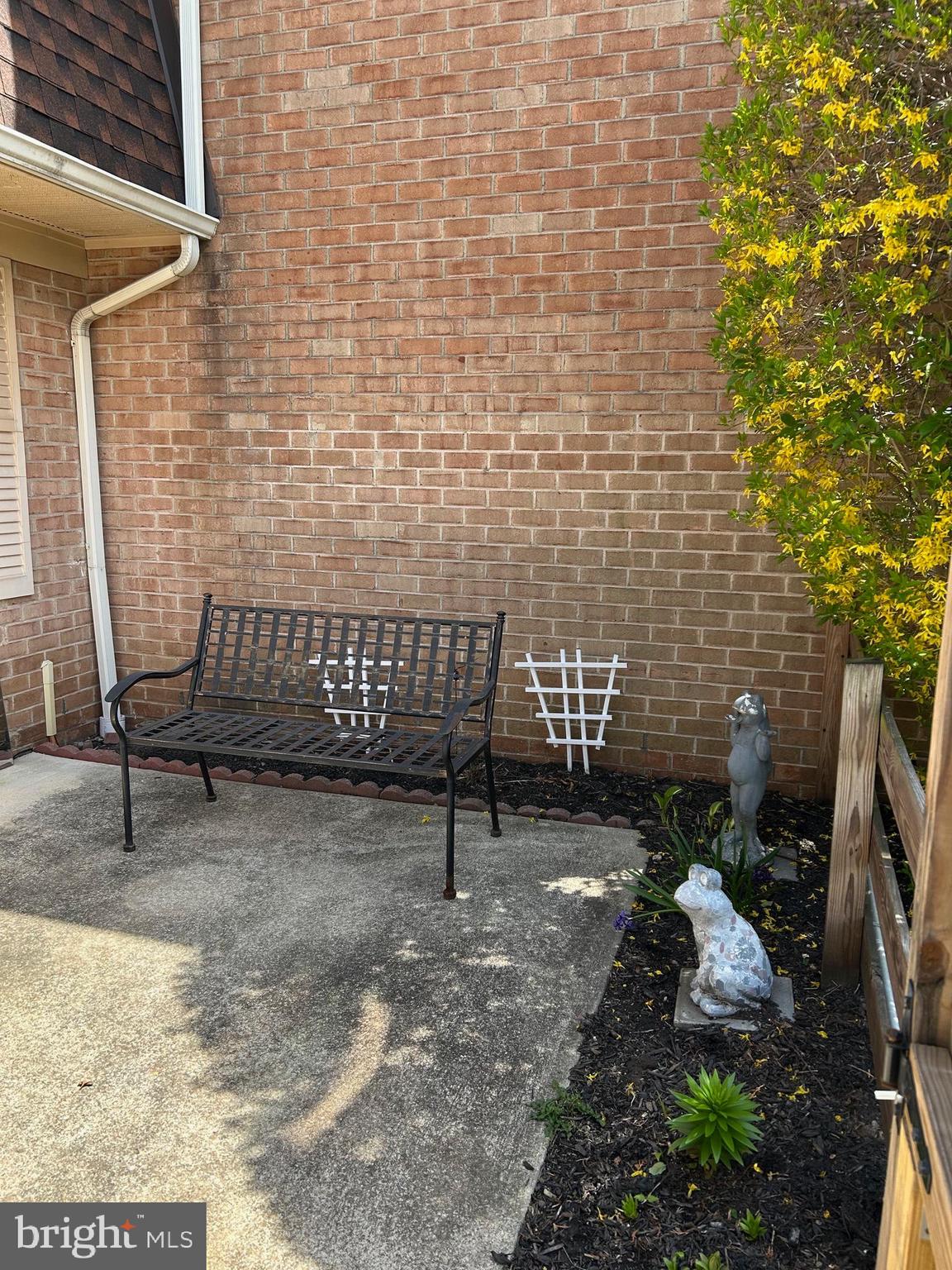215 ARBOUR COURT