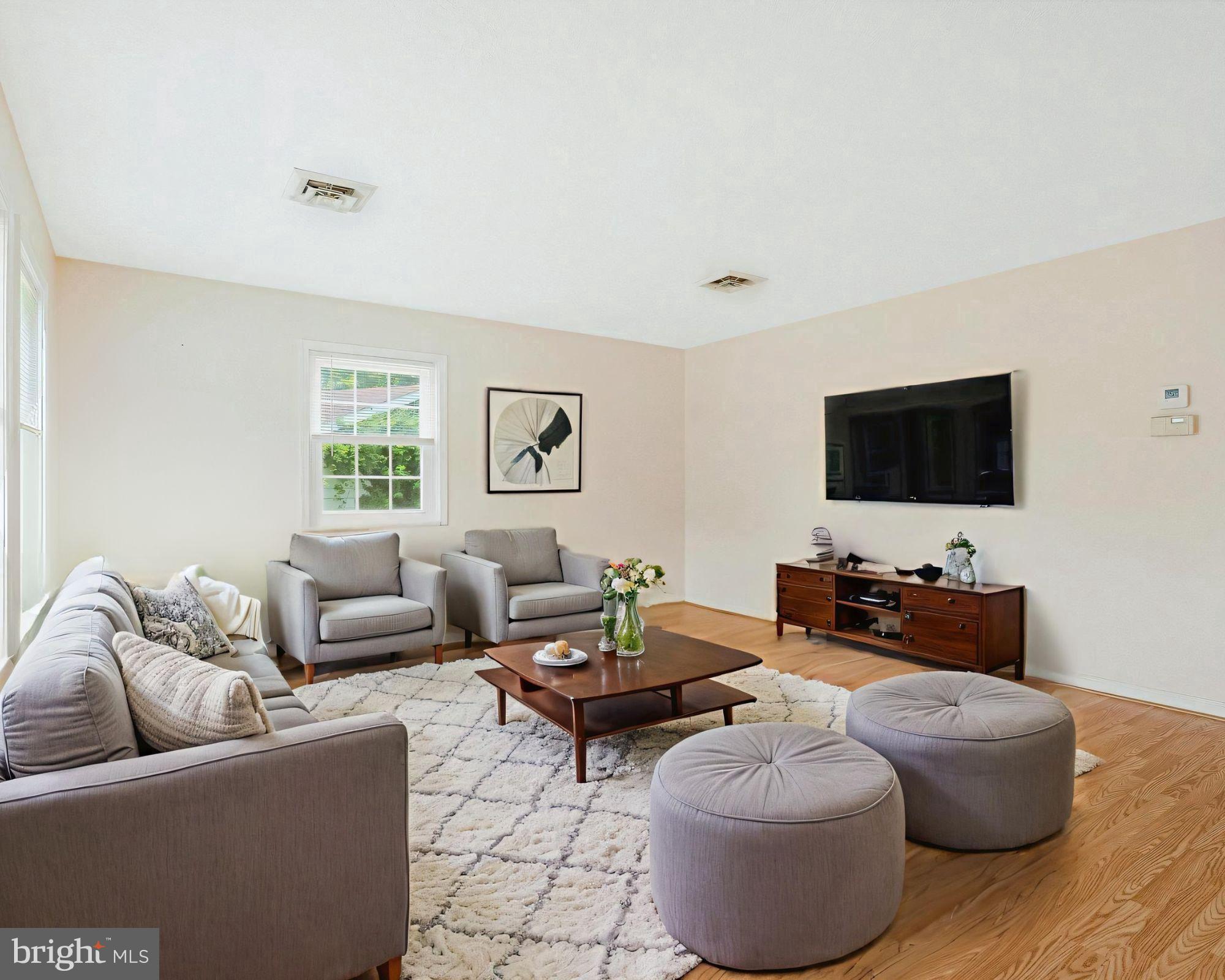 201 E LYNN COURT