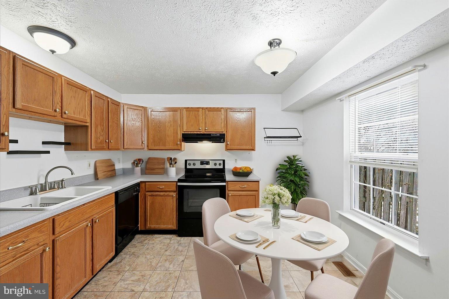 LAKEVIEW TOWNHOUSES - Residential