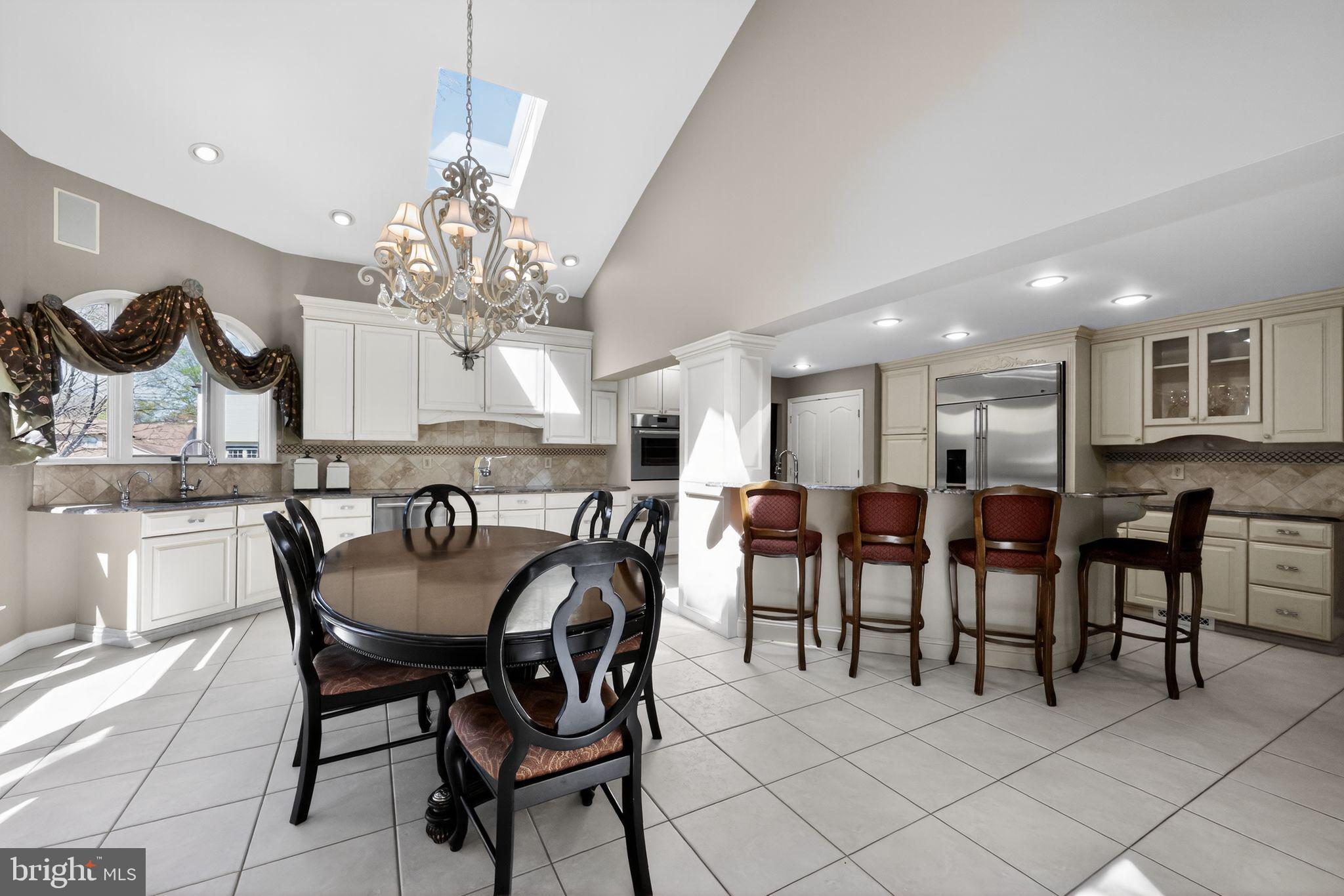 521 KINGS DRIVE