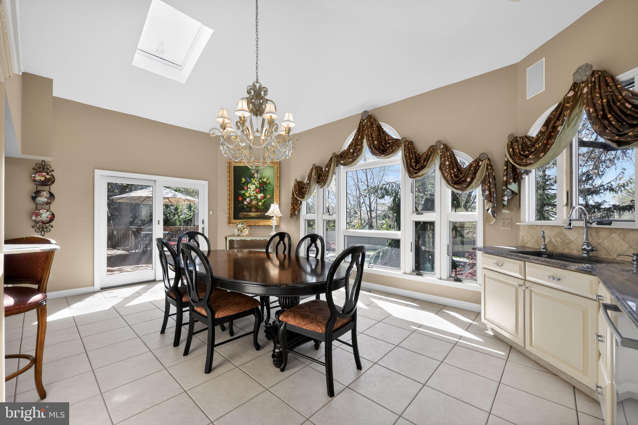 521 KINGS DRIVE