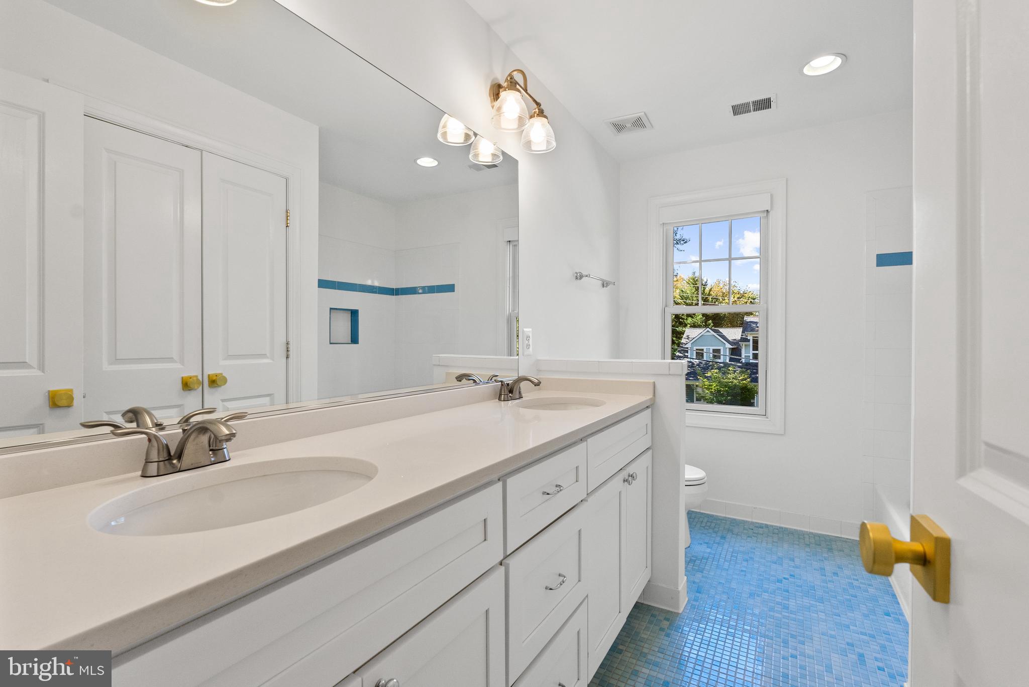 DONNA LEE GARDENS - Residential