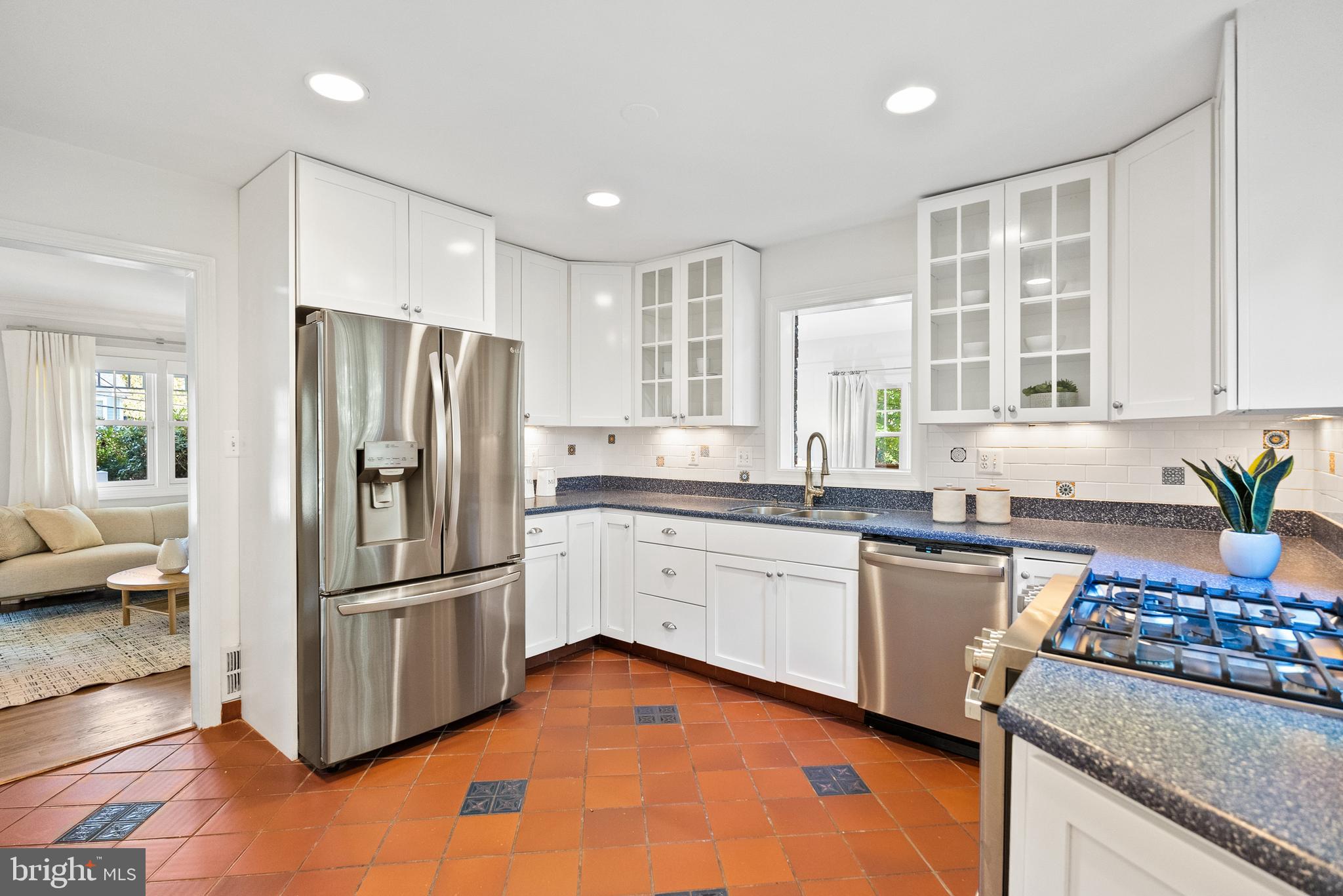 DONNA LEE GARDENS - Residential