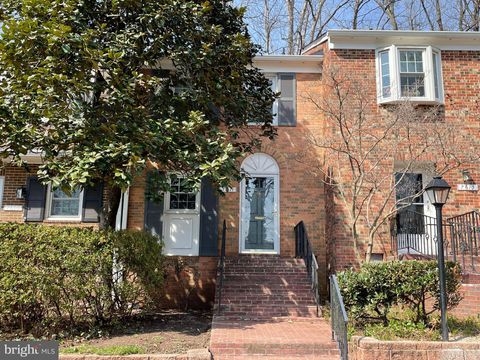 Photo of 7611 Tiverton Drive, SPRINGFIELD, VA 22152 (MLS # VAFX2302124)