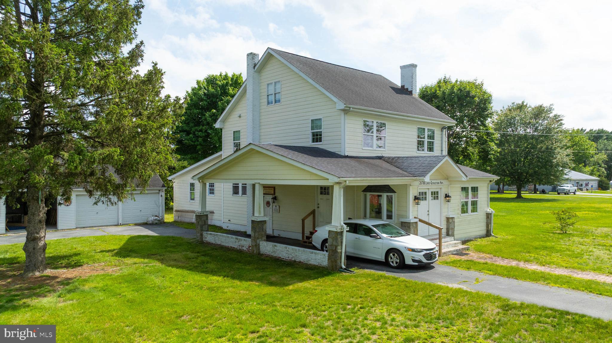 Main image without alt text