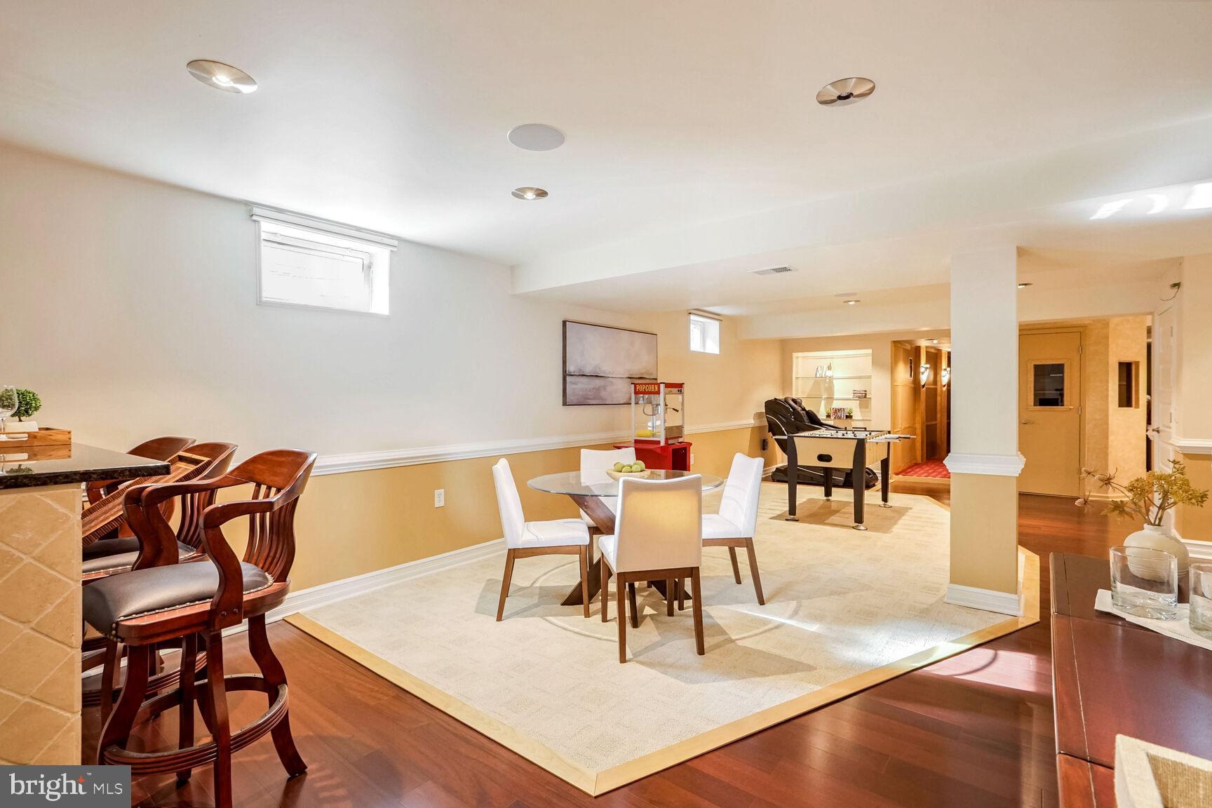 COURTS OF FOX MILL - Residential