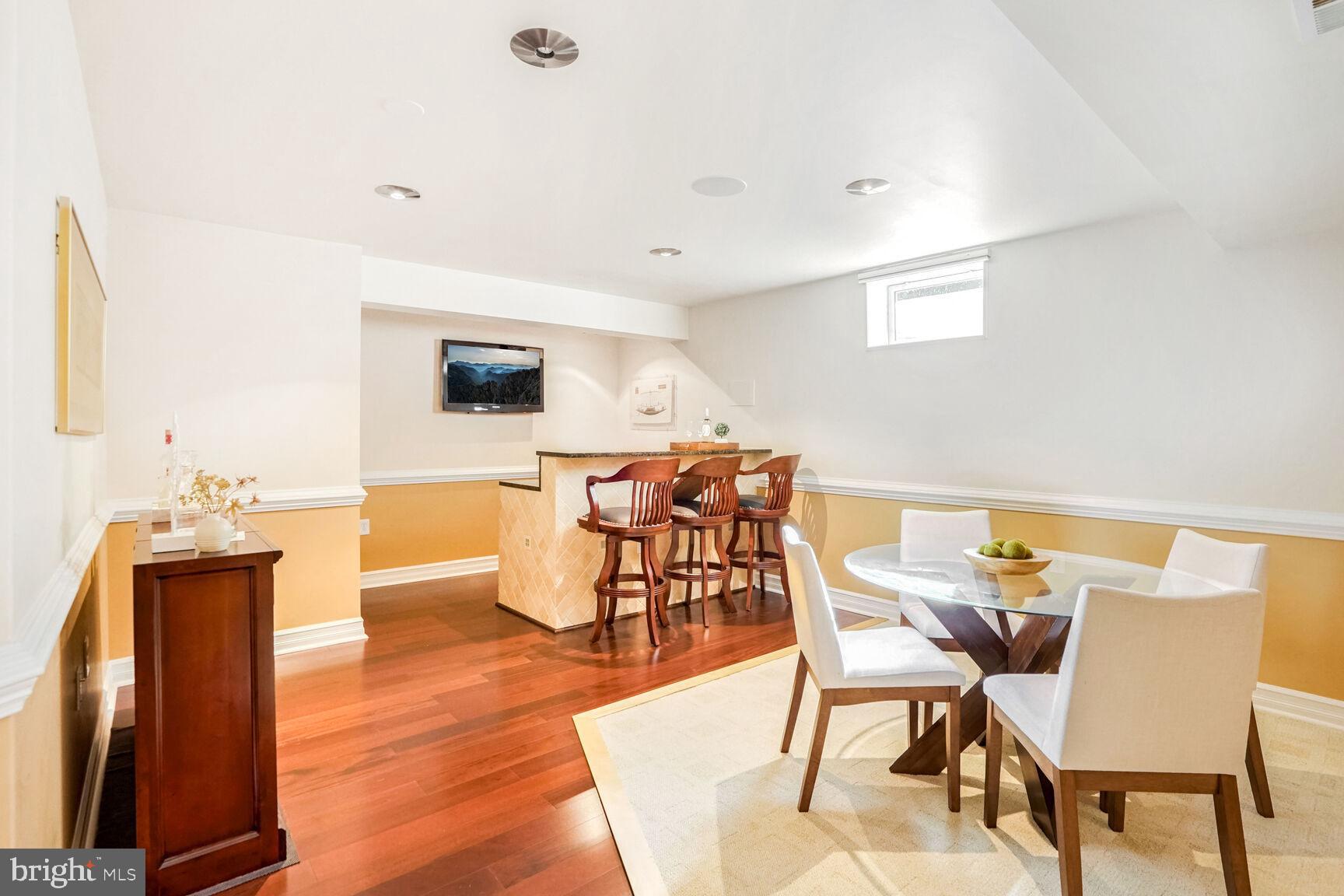 COURTS OF FOX MILL - Residential