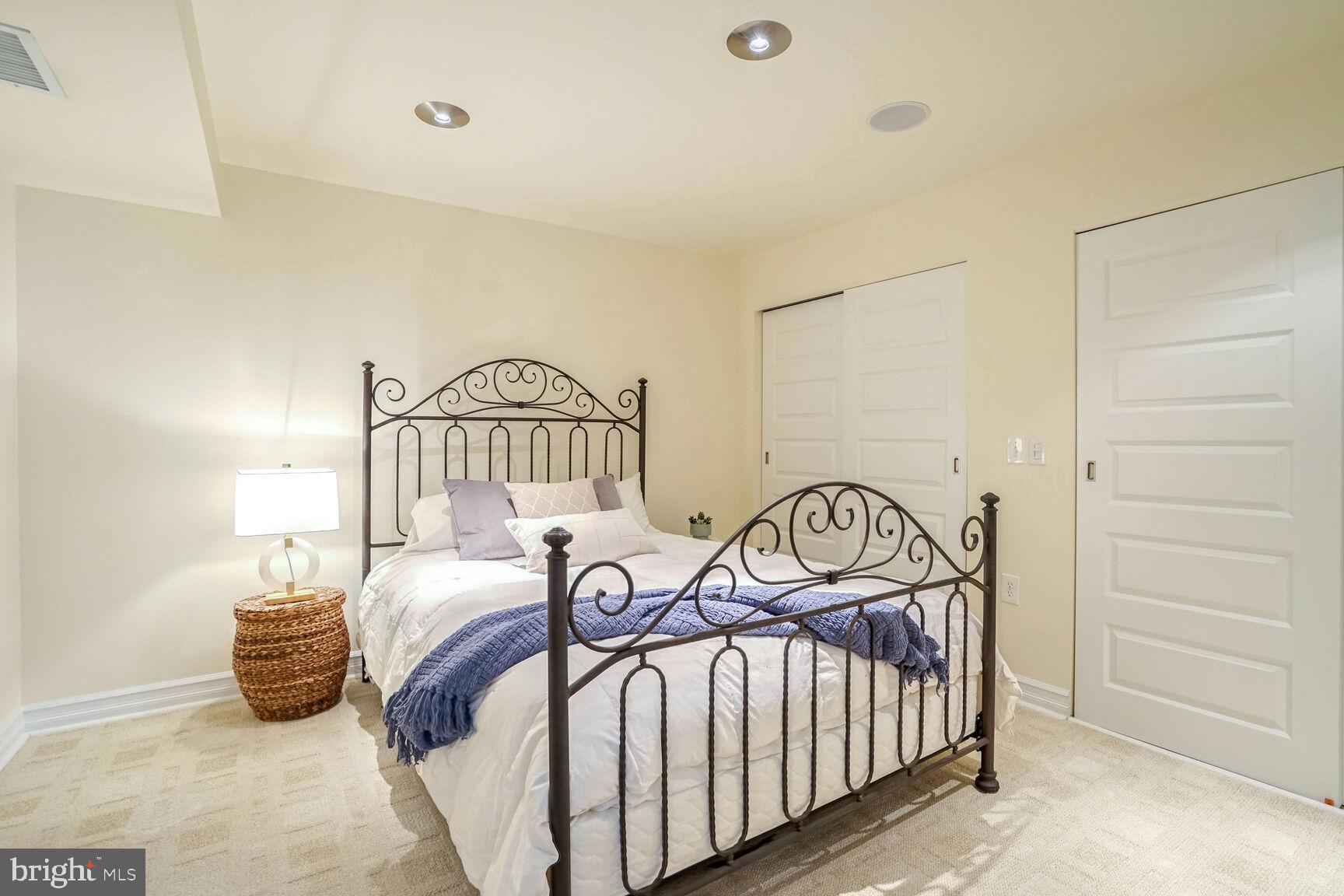 COURTS OF FOX MILL - Residential