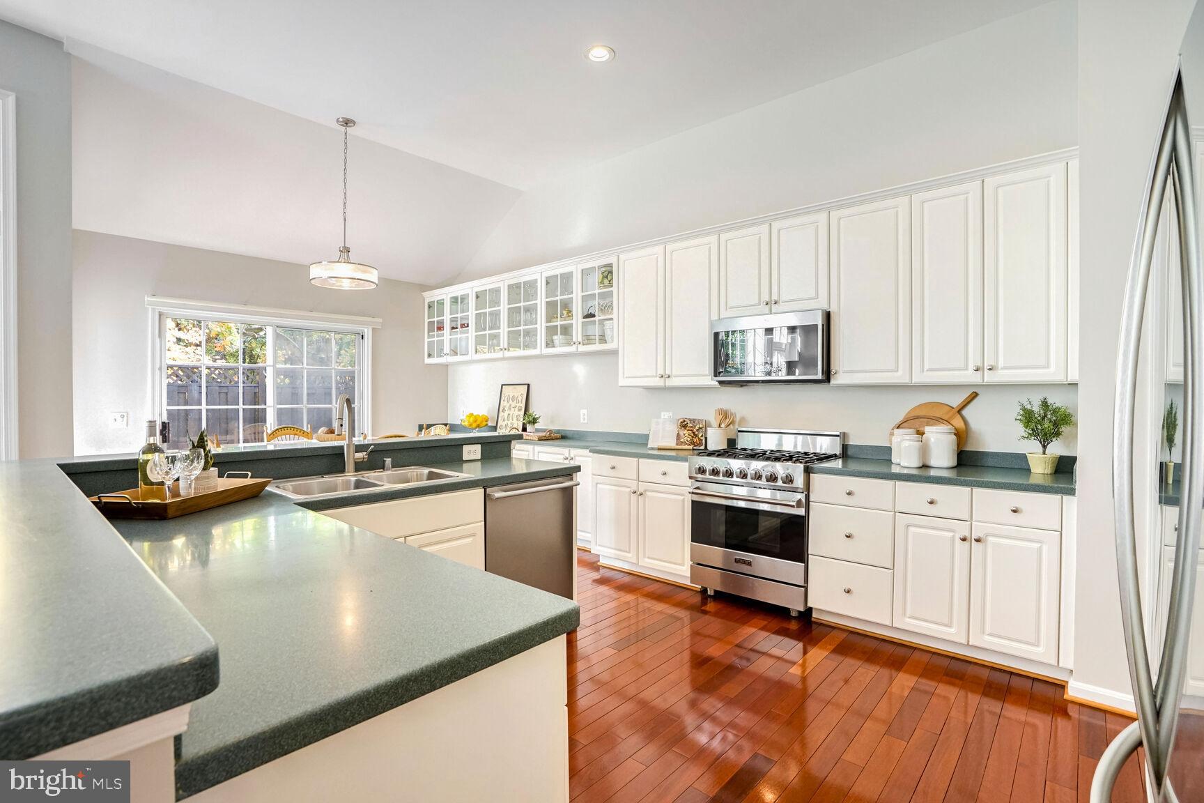 COURTS OF FOX MILL - Residential