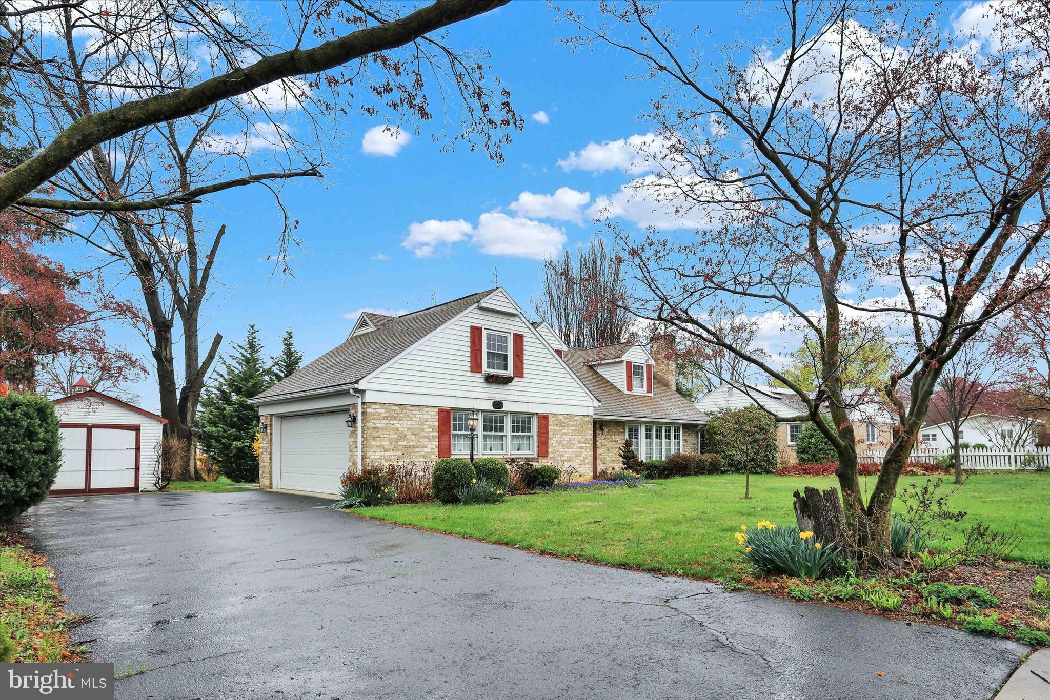 HALLWOOD HEIGHTS - Residential