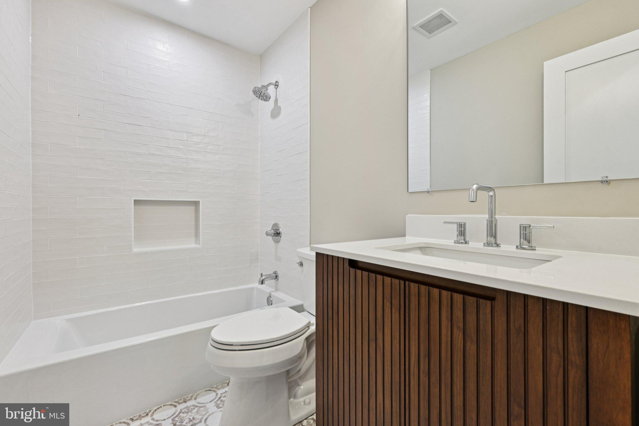 LAKE BARCROFT CLOISTERS - Residential