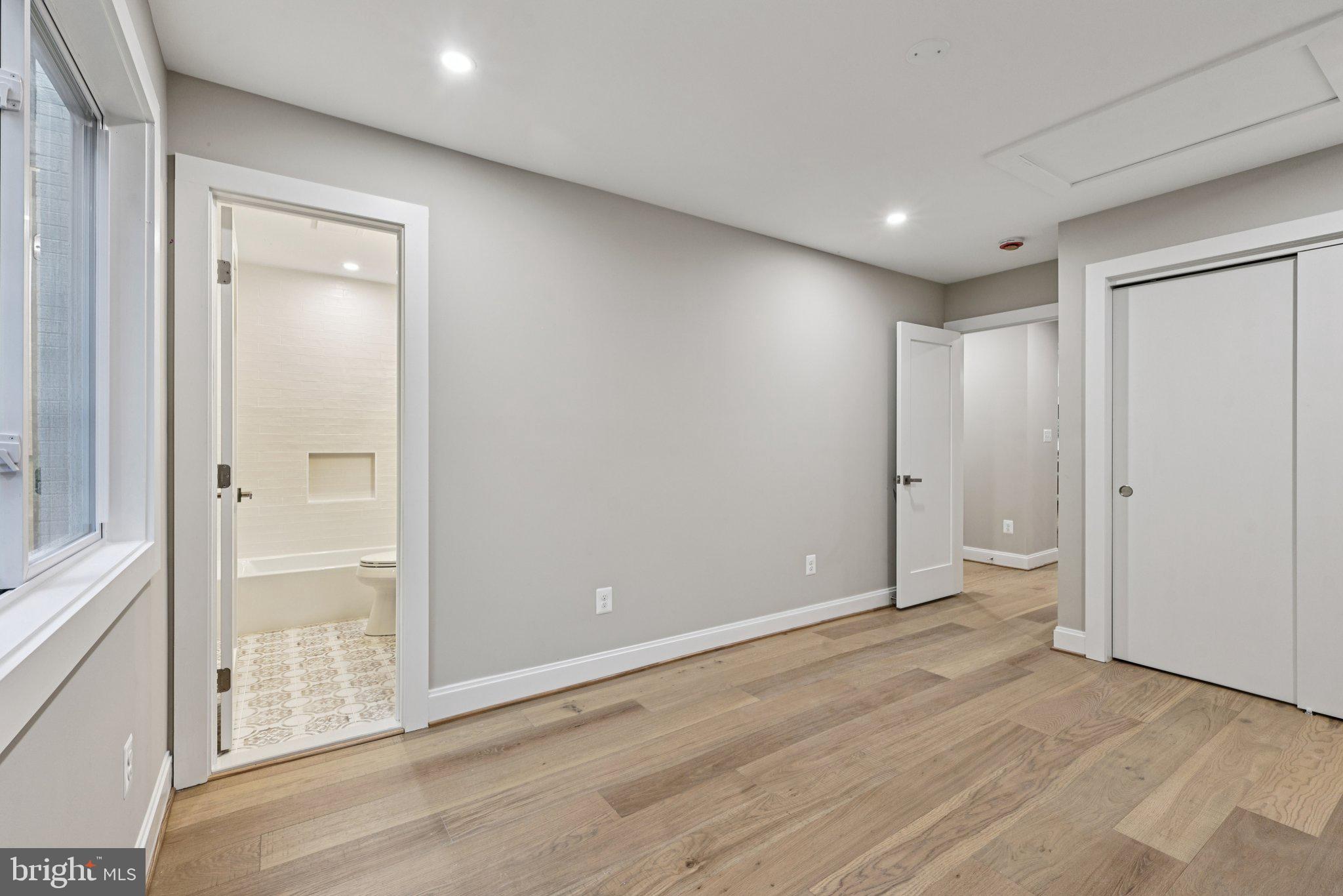 LAKE BARCROFT CLOISTERS - Residential