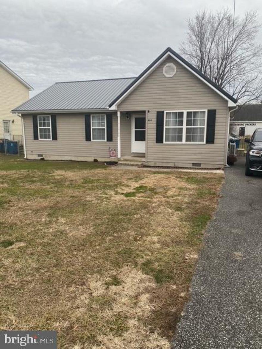 Adorable 3 bedroom, 2 bath home located in the Town of Greensboro within walking distance to the park.  You will love the open concept of this home.  There is a back porch that leads to the spacious backyard for outside enjoyment.    Home is being sold As Is.