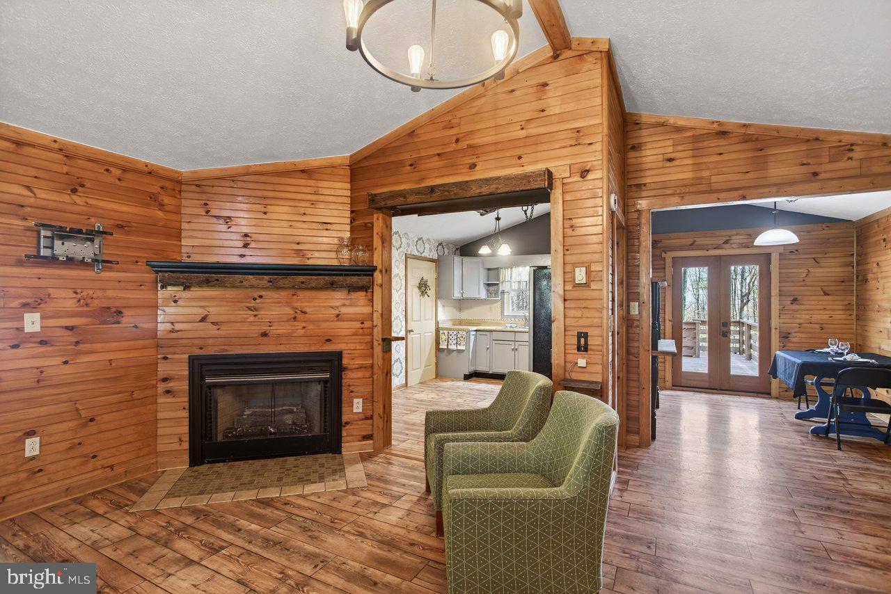 ROUND HEAD MOUNTAIN - Residential