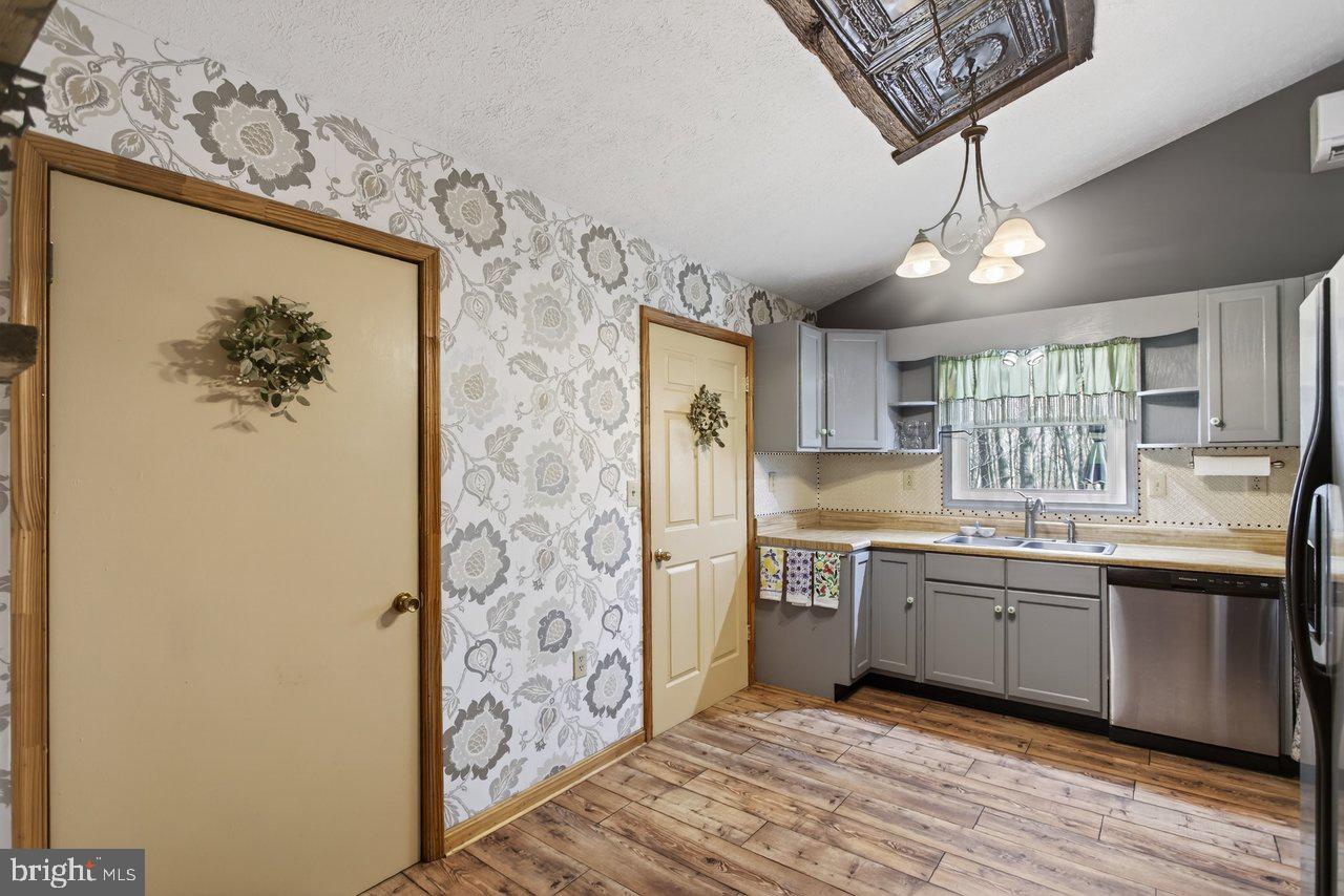 ROUND HEAD MOUNTAIN - Residential