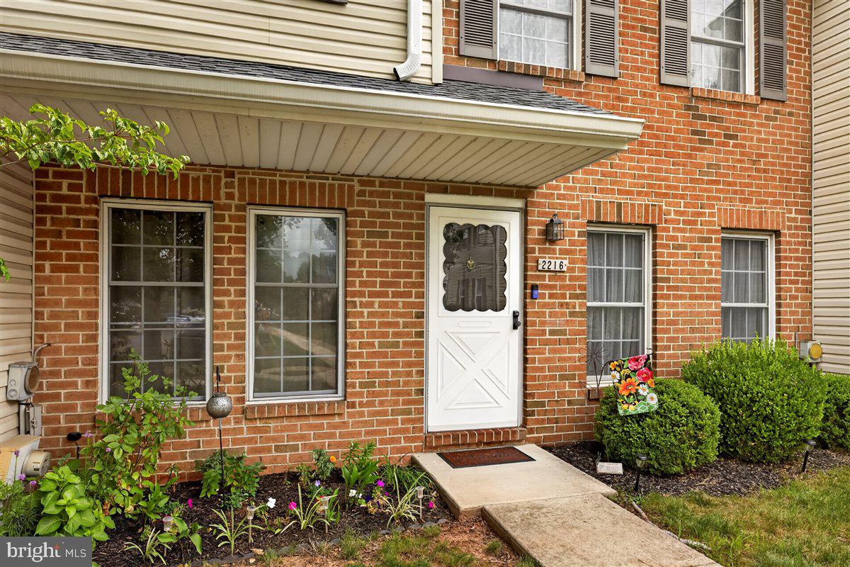 2216 MULBERRY COURT